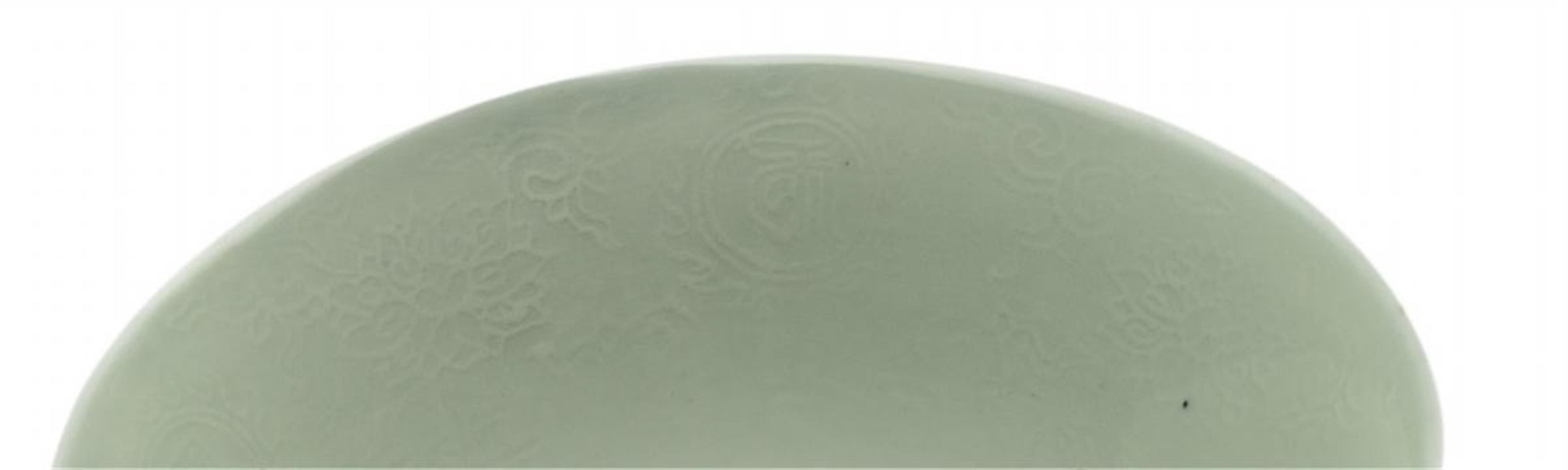 A very rare ‚wintergreen’-glazed stembowl with anhua decoration. 15th century - image-2