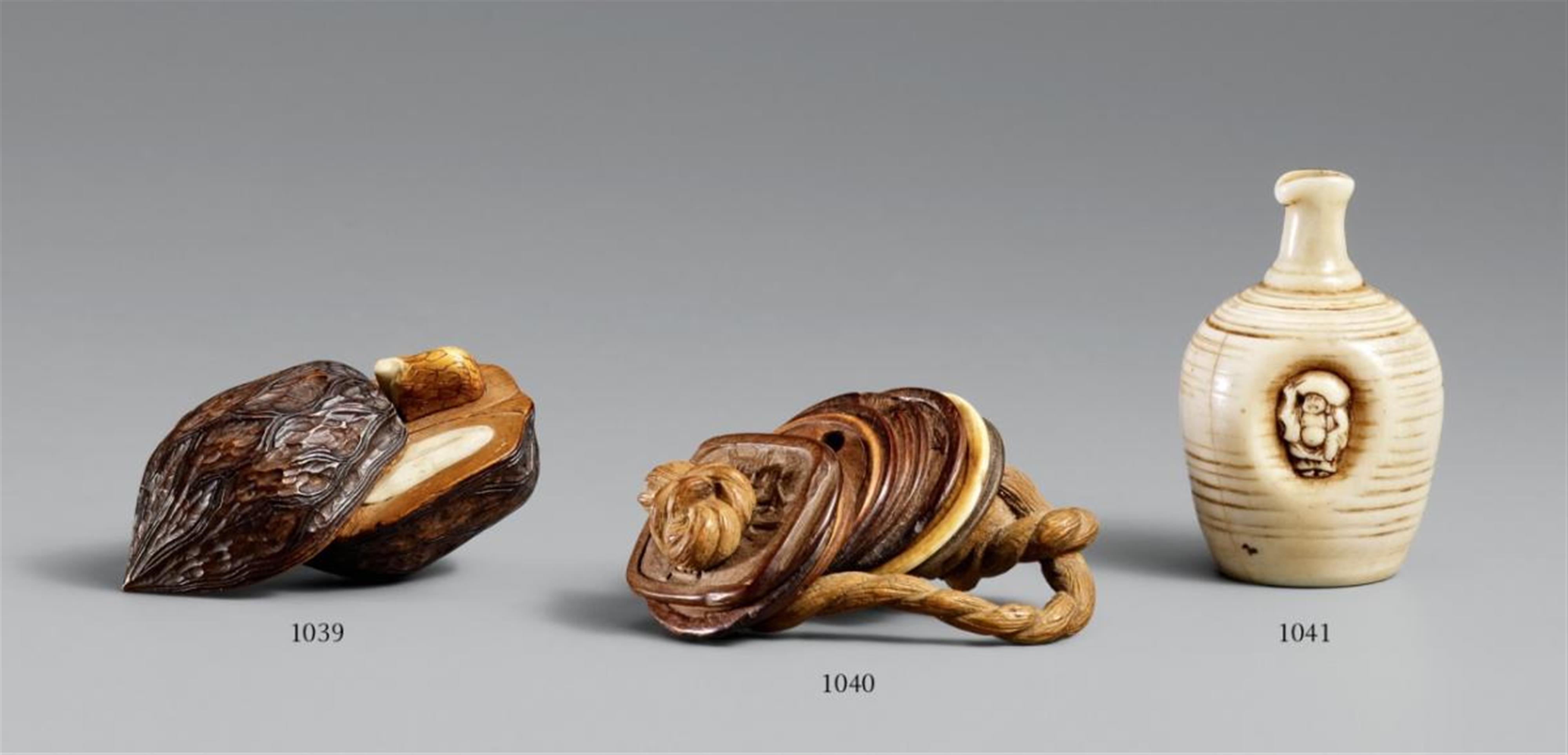 A wood netsuke of thirteen coins on a cord. Late 19th century - image-1