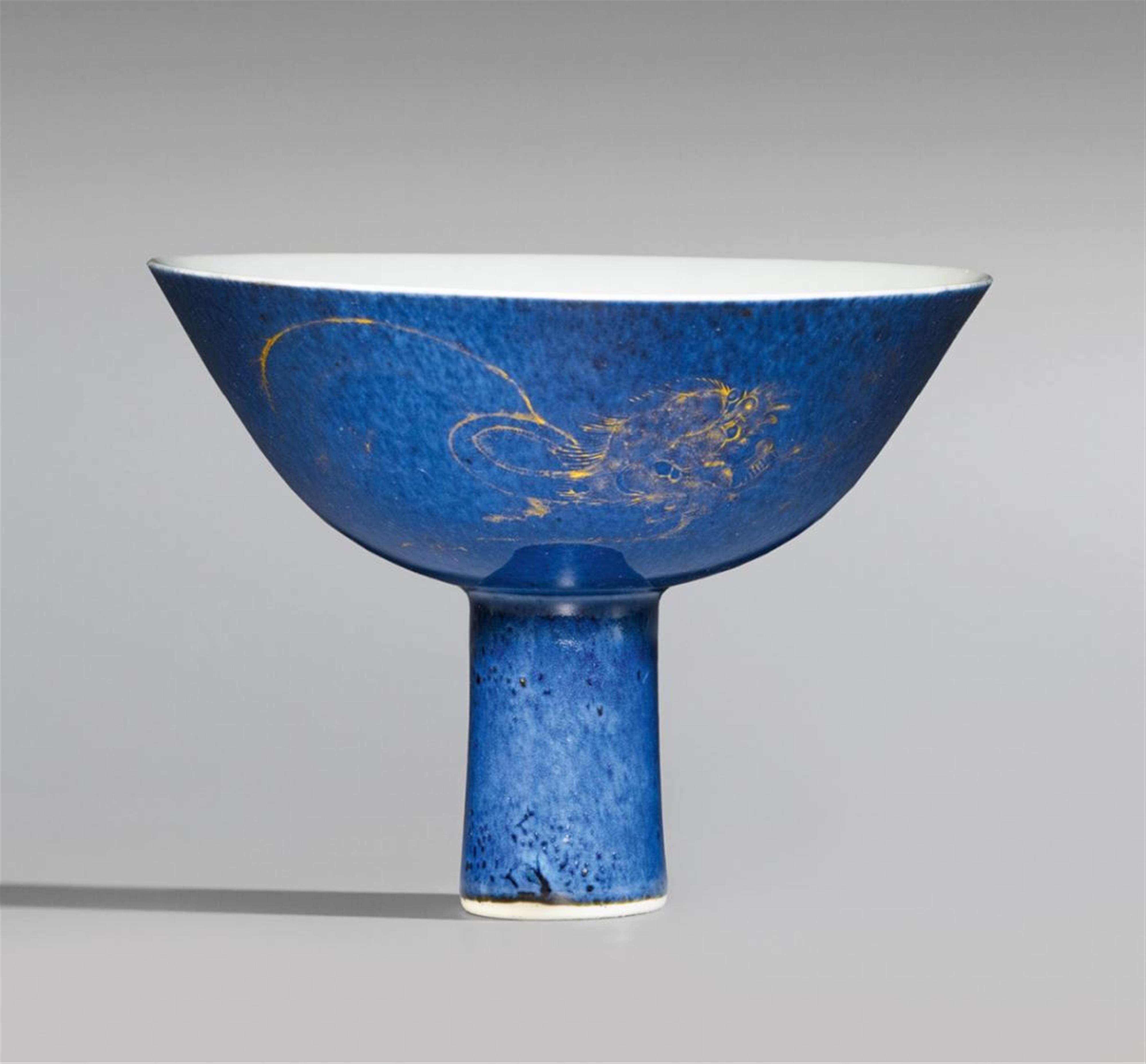 Puderblau glasierte Fußschale. Kangxi-Periode (1662–1722) - image-1