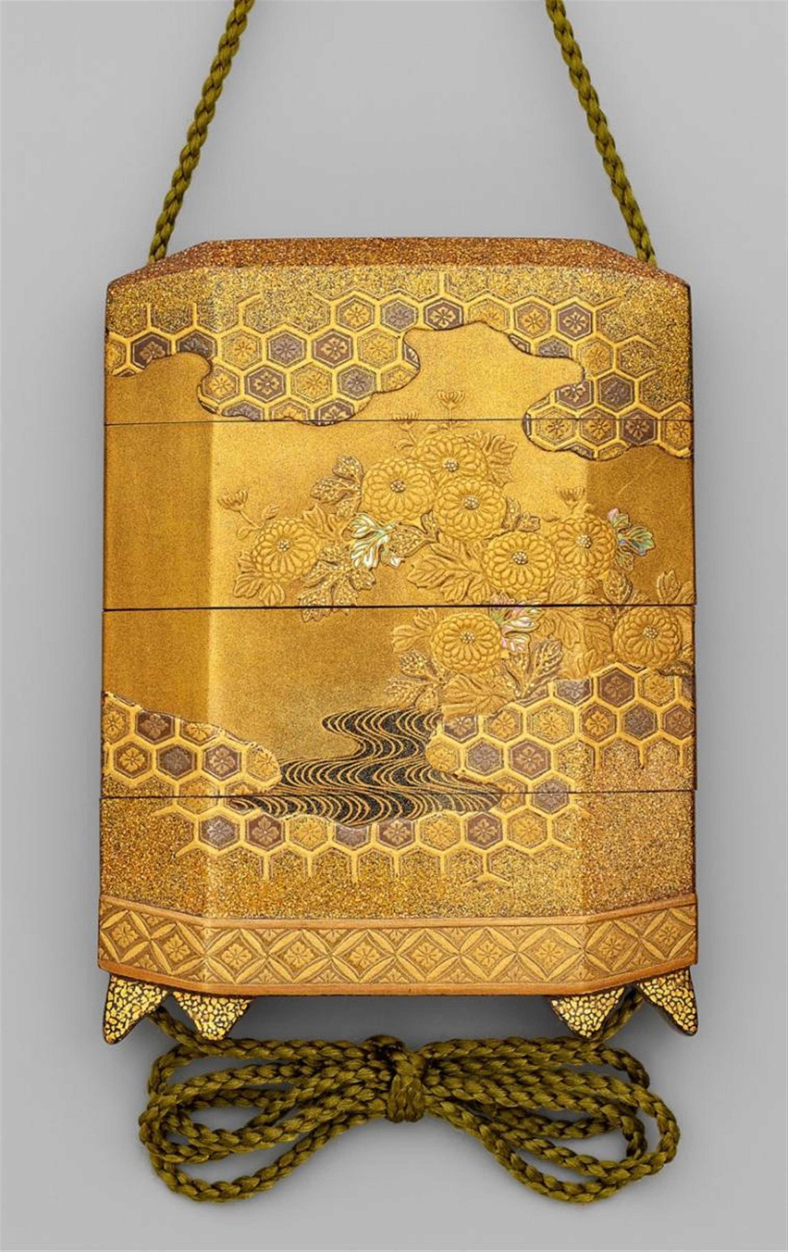 A three case inrô in shape of a container on four small feet. Mid-19th century - image-1