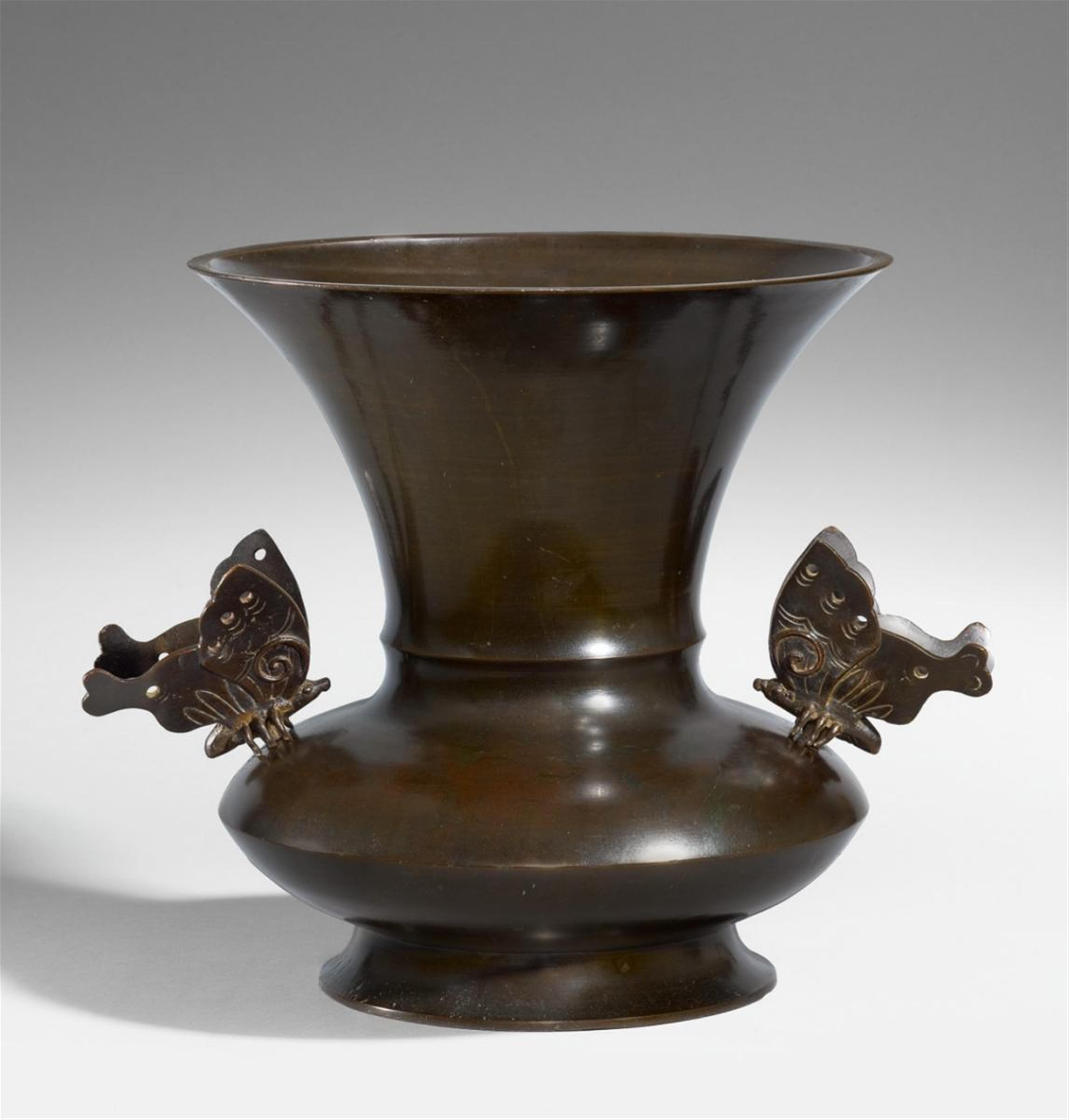 A large bronze futabana (two-flower) vase with butterfly handles. Kyoto. 19th century - image-1