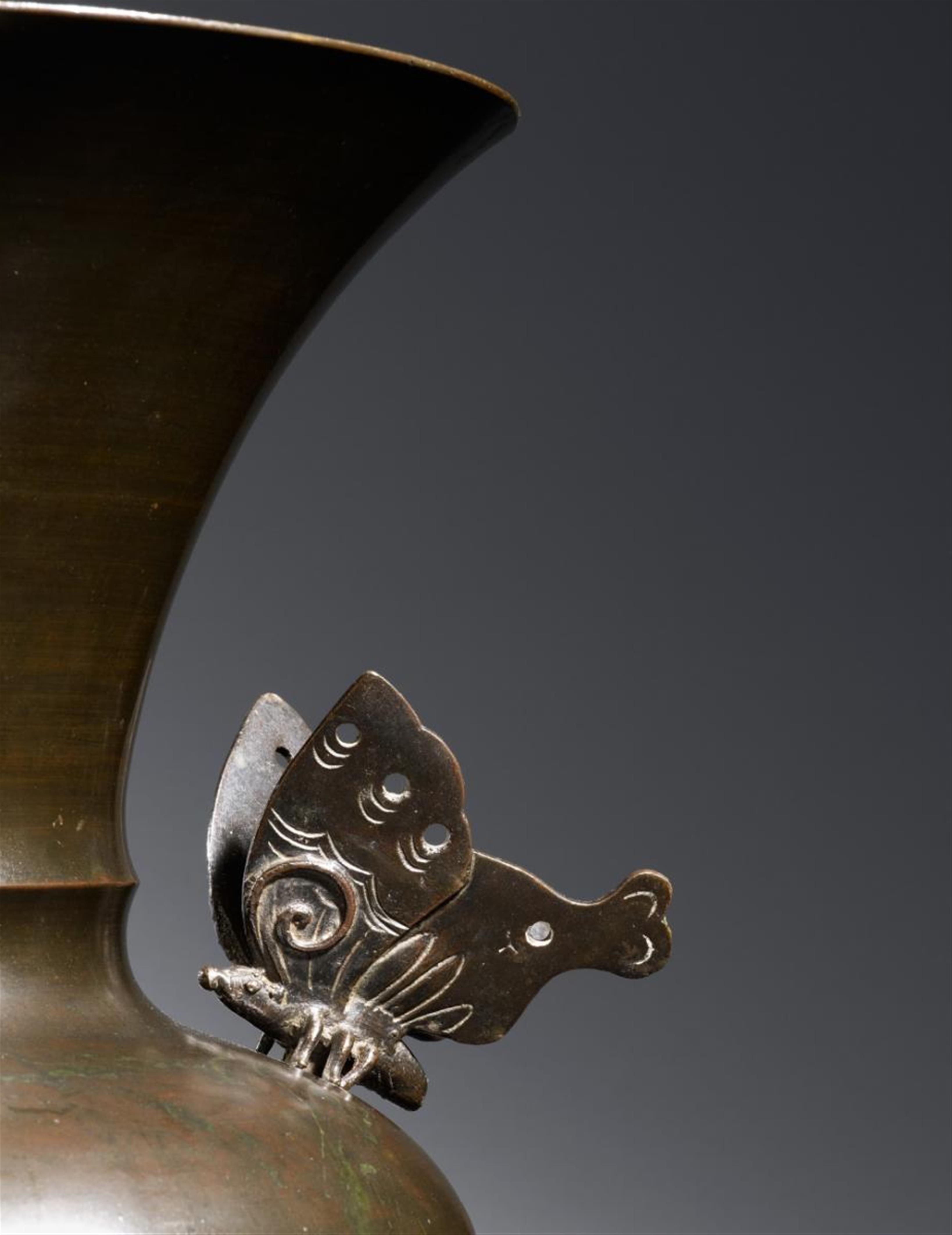 A large bronze futabana (two-flower) vase with butterfly handles. Kyoto. 19th century - image-2