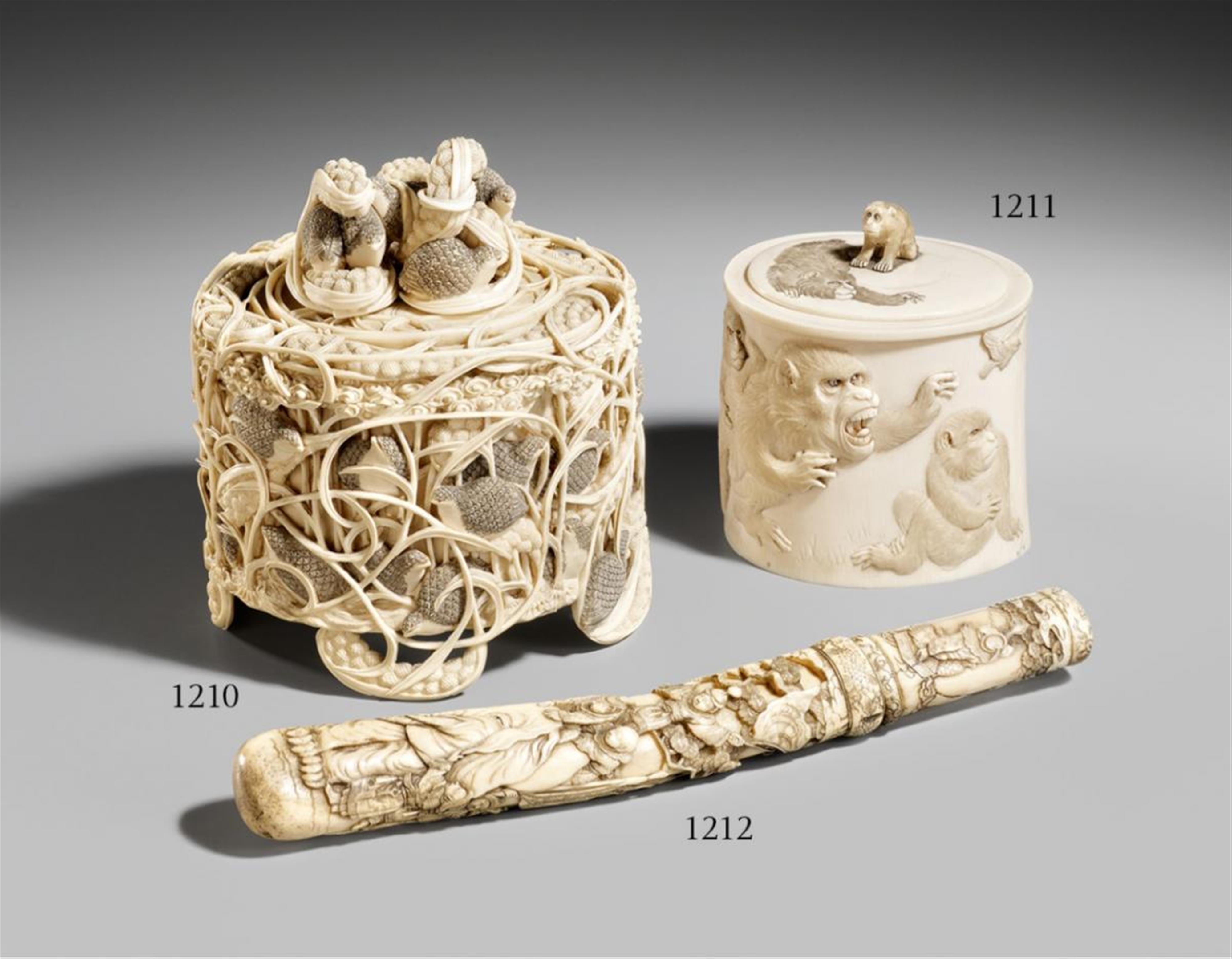 An ivory box. Late 19th century - image-1