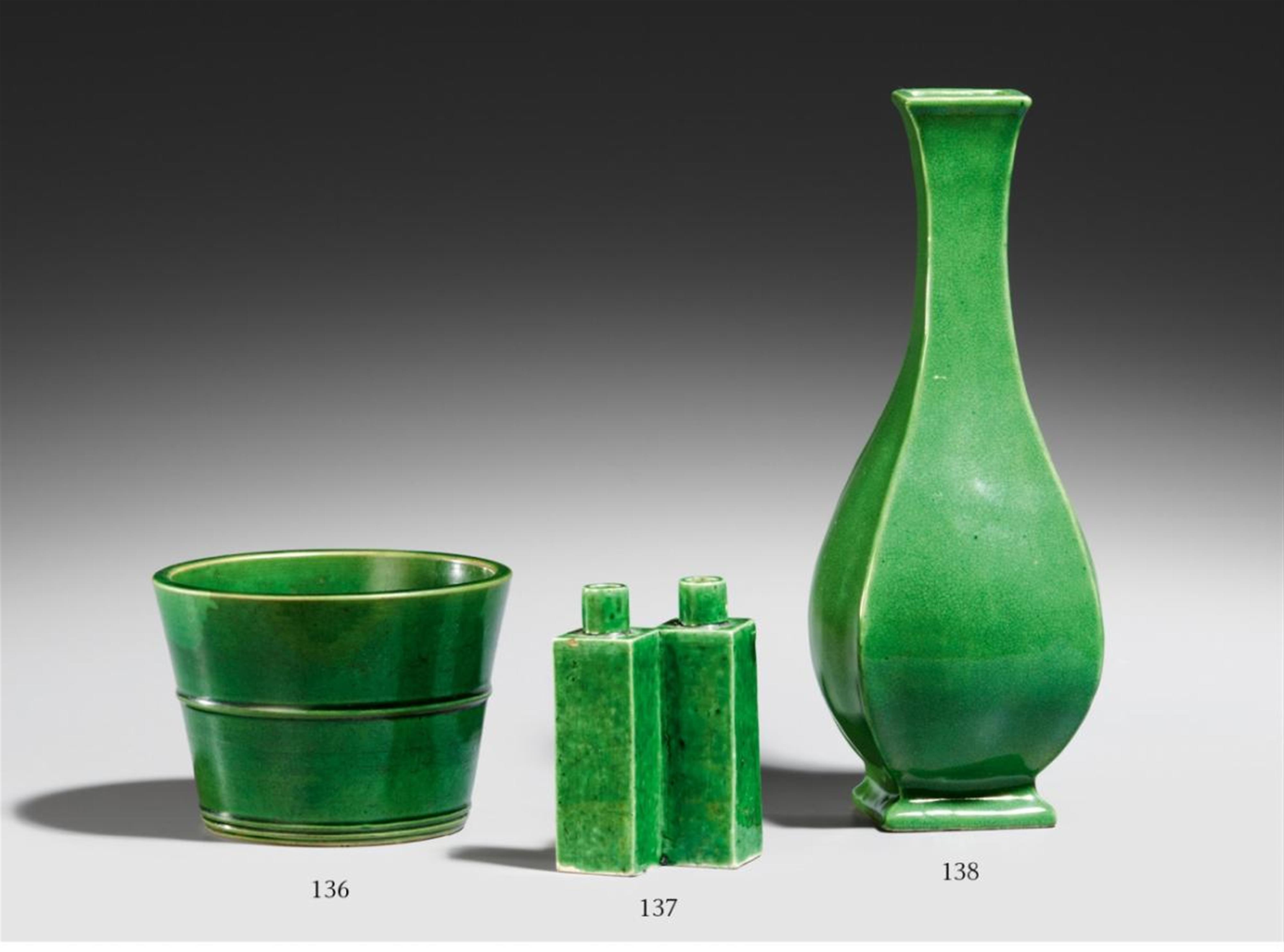 A small miniature green-glazed double vase. 18th/19th century - image-1