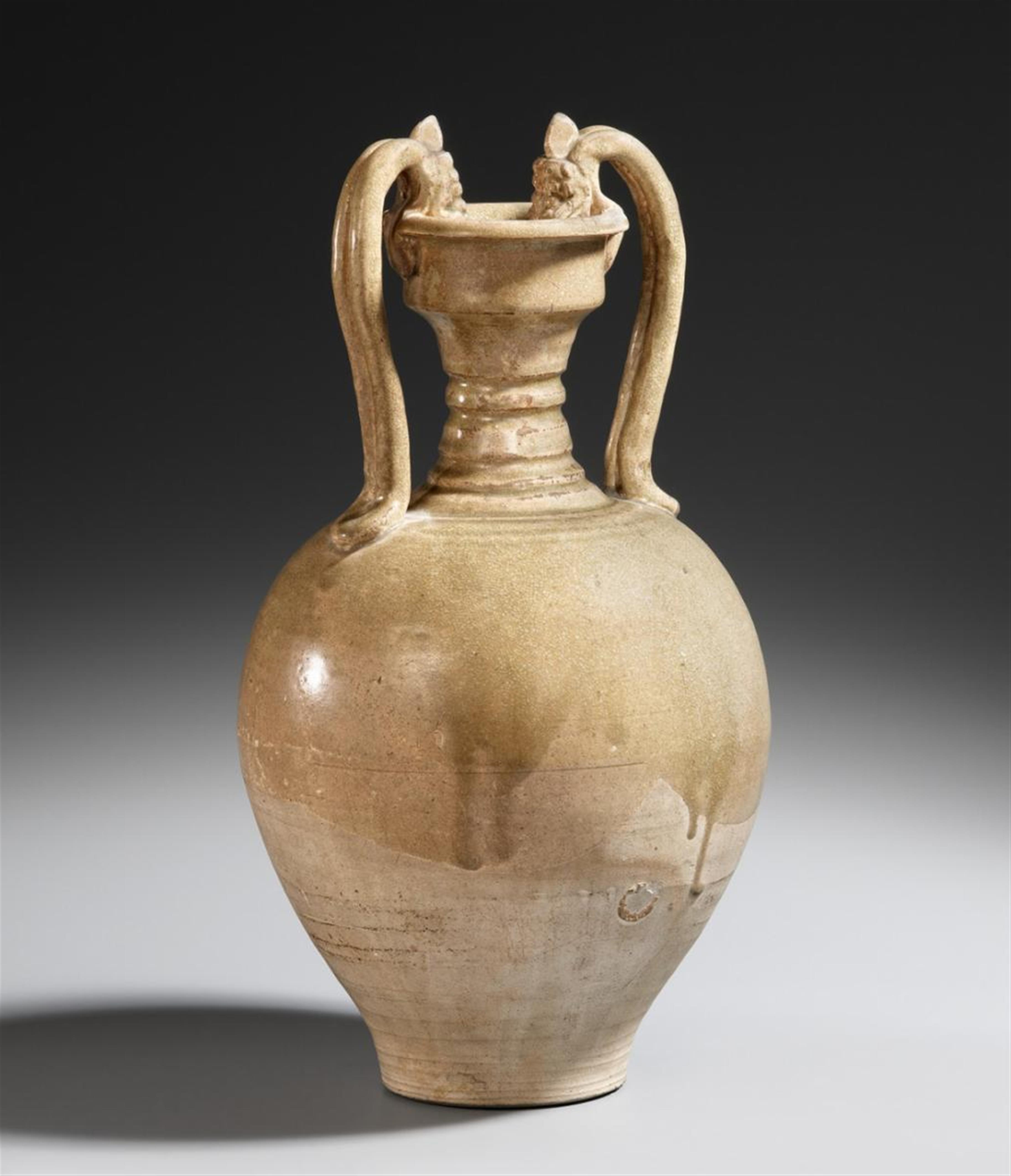 A straw-glazed buff stoneware amphora. Tang Dynasty (618-907) - image-1