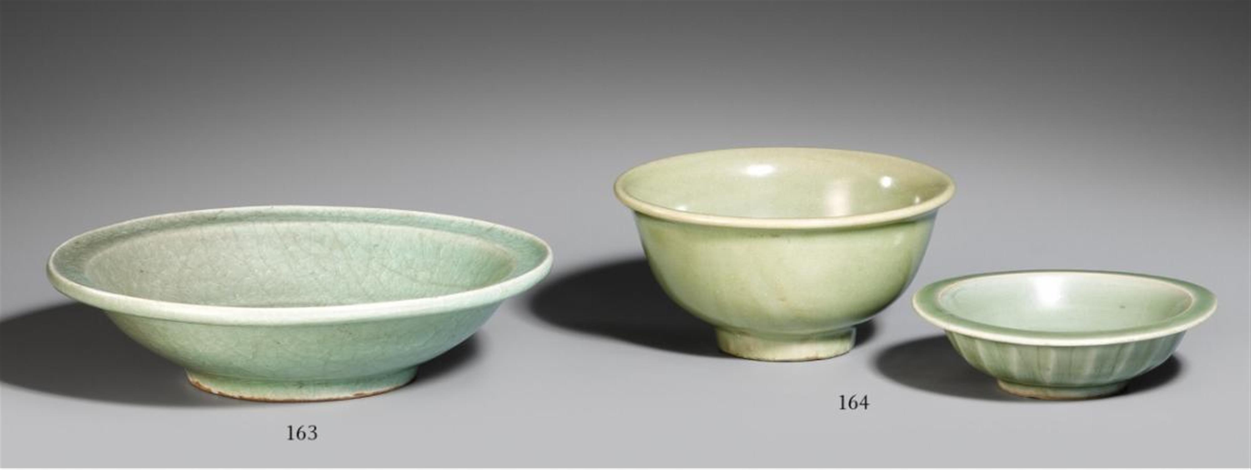 A Longquan celadon dish. 13th/14th century - image-1