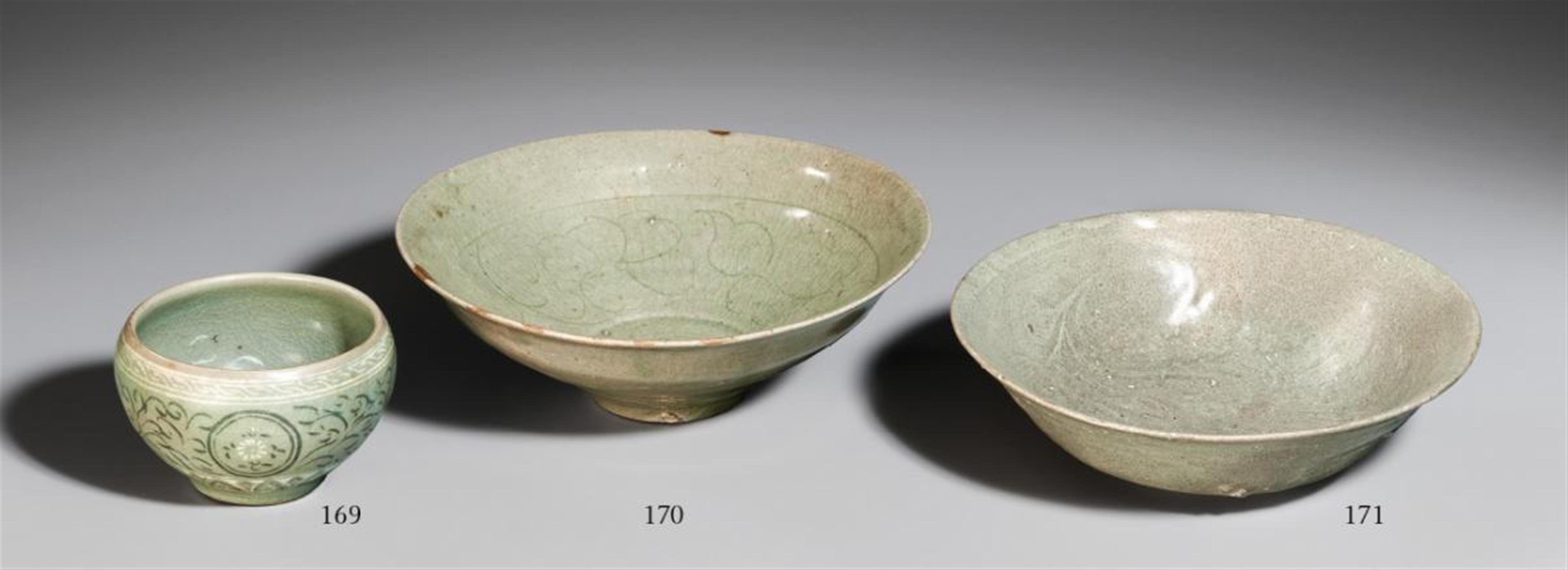 A Korean white and black sanggam-inlaid celadon bowl. 12th century or later - image-1