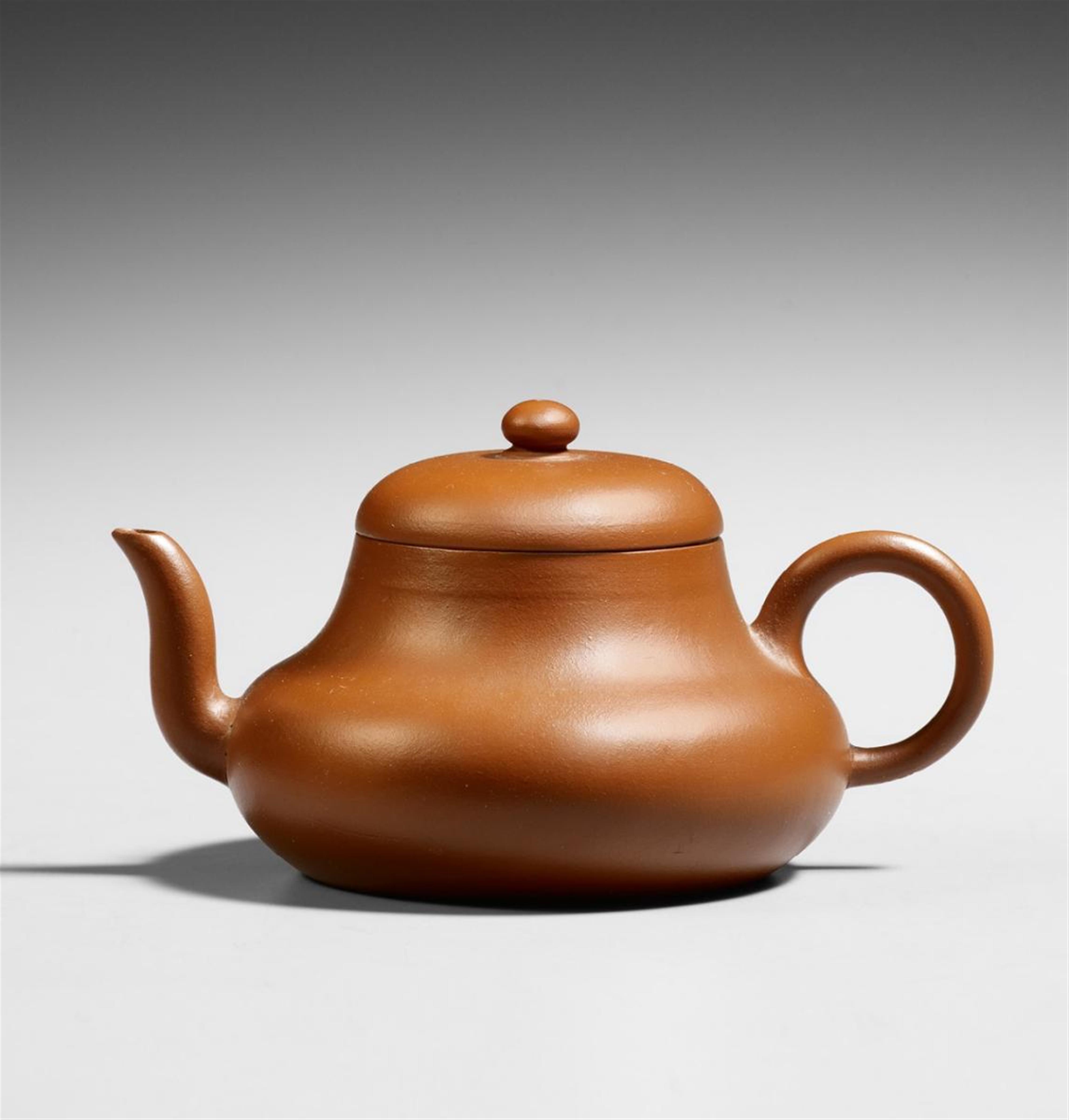 A pear-shaped Yixing teapot and cover. 18th century - image-1