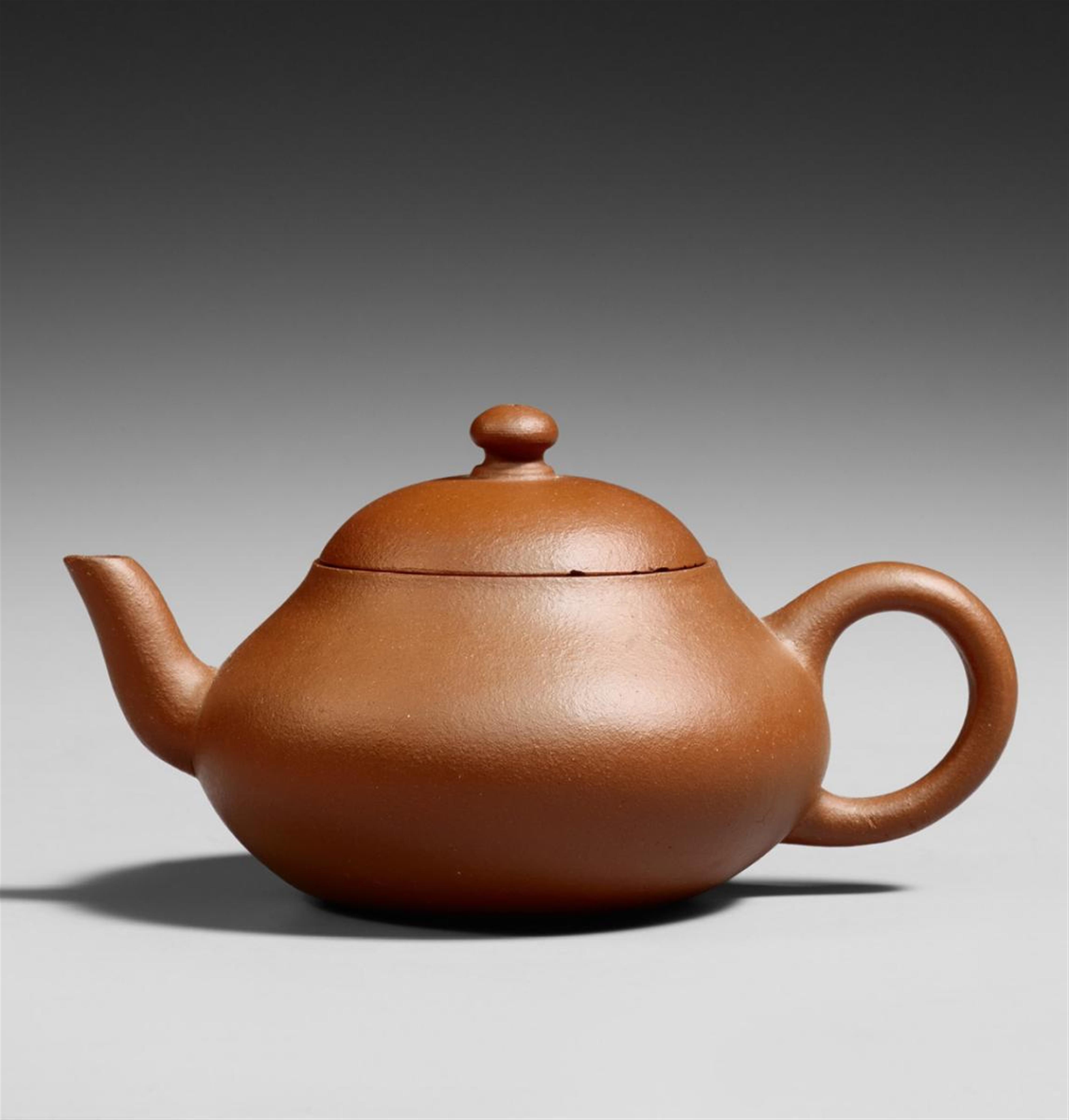 A small Yixing teapot. Qing Dynasty (1644-1911) - image-1