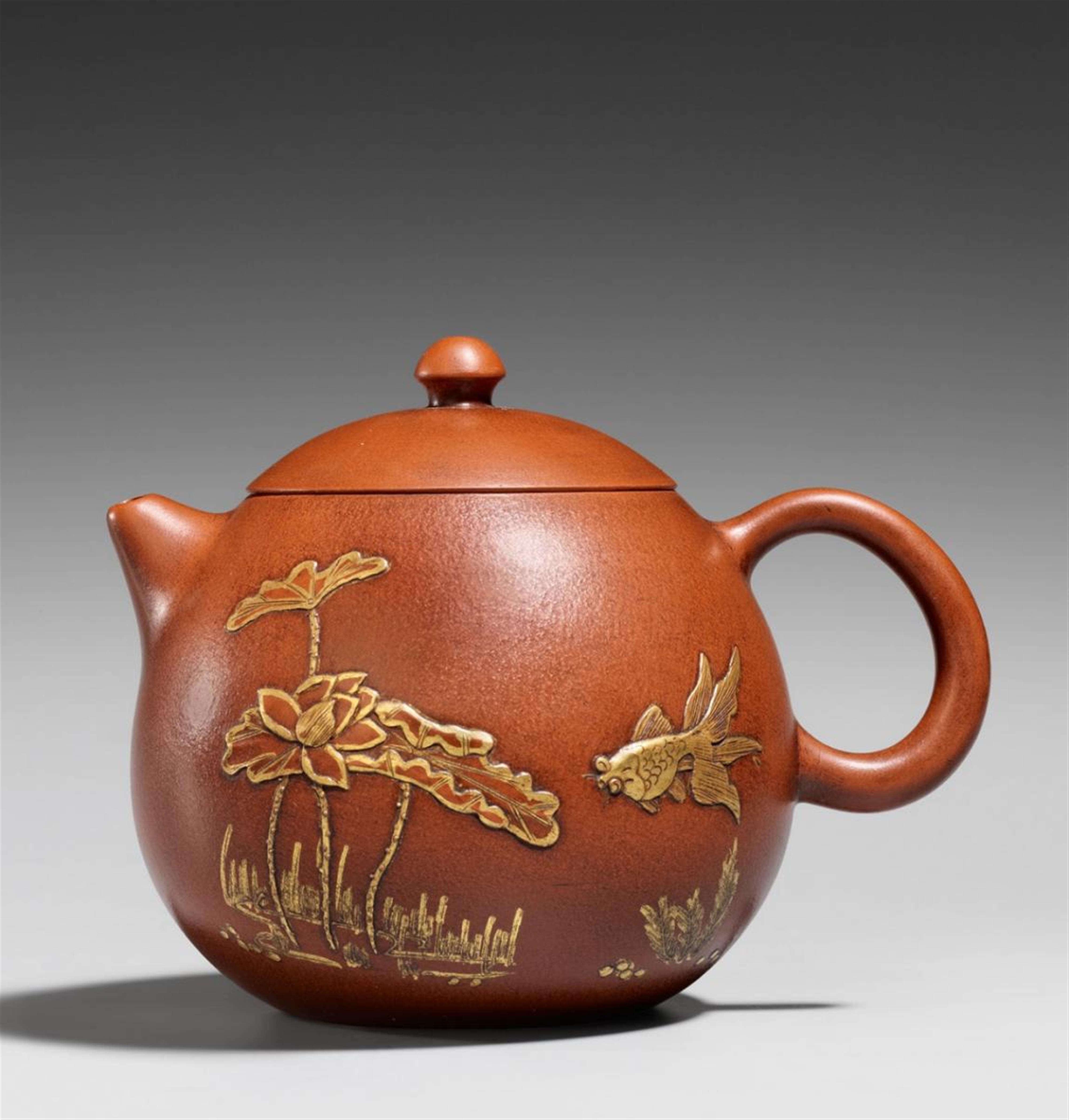 An Yixing teapot. 18th/19th century - image-1