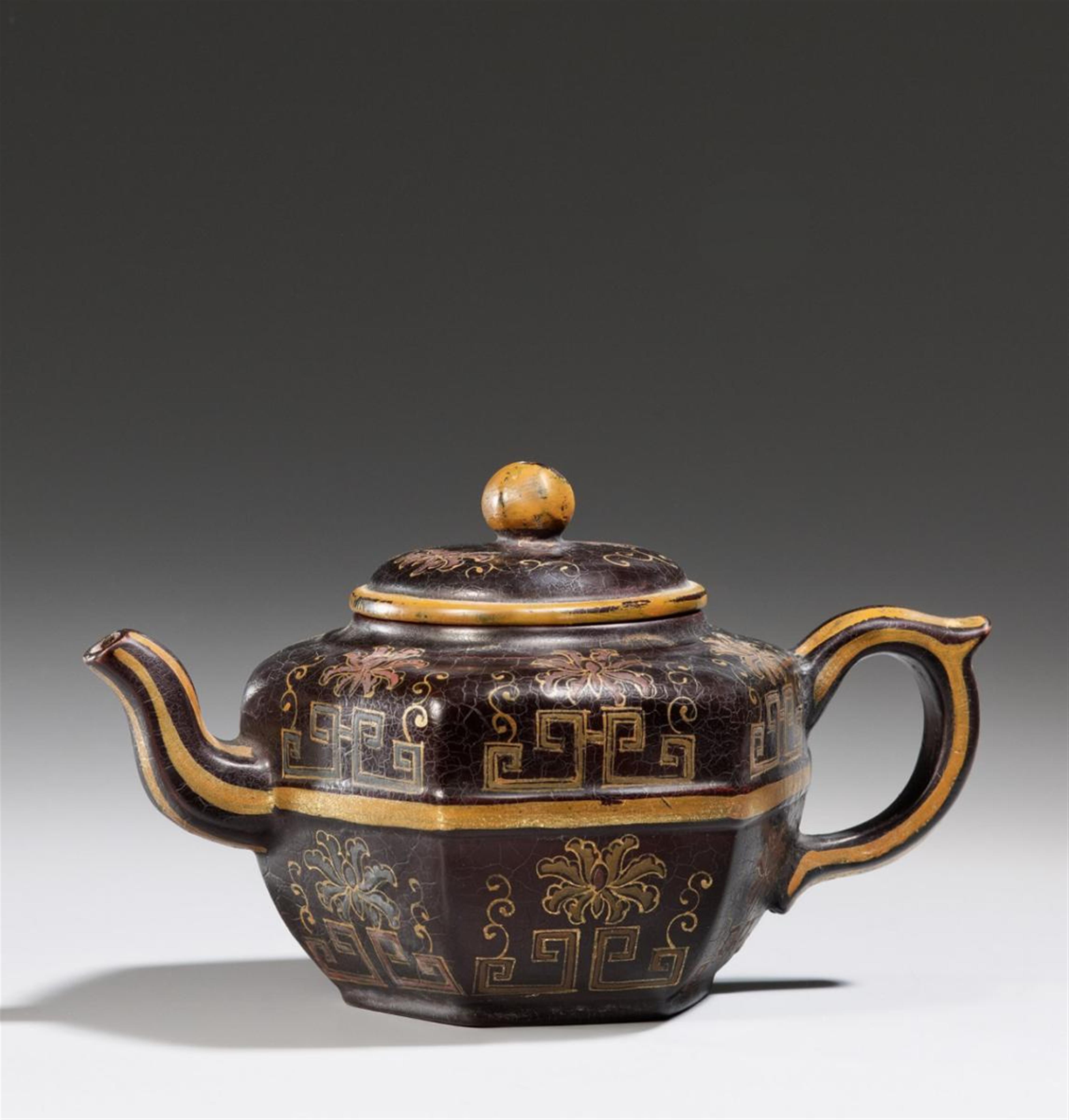 A hexagonal black-glazed Yixing teapot and cover. 19th/20th century - image-1