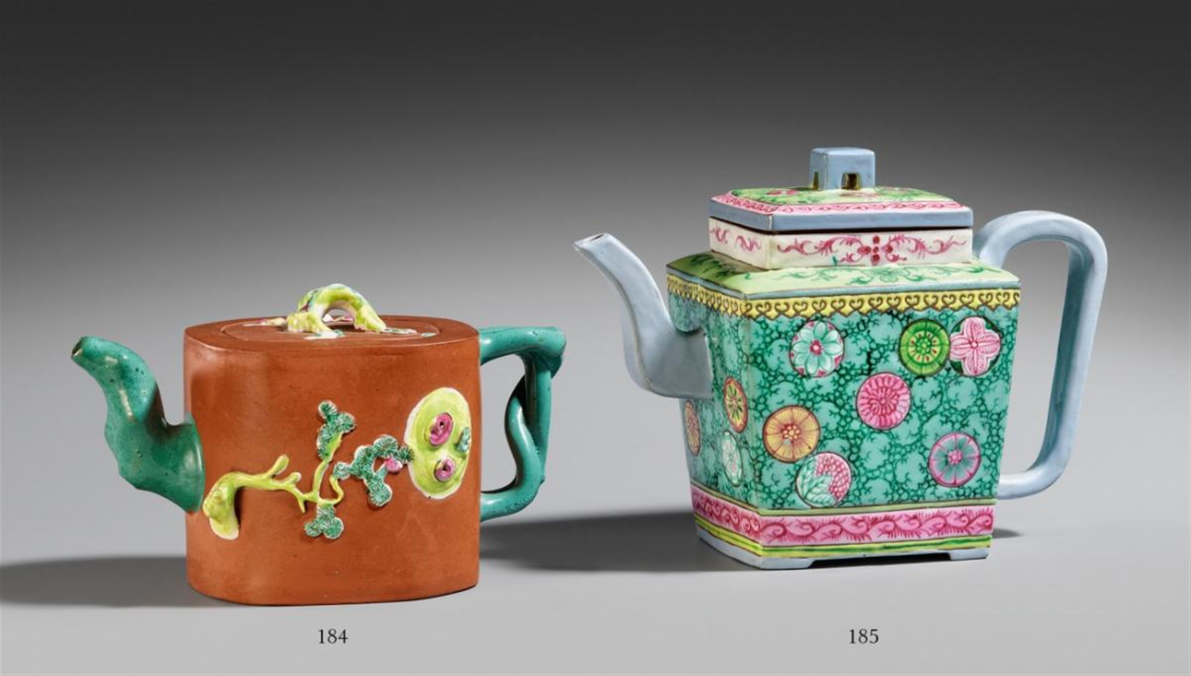 A famille rose Yixing teapot. 20th century - image-1