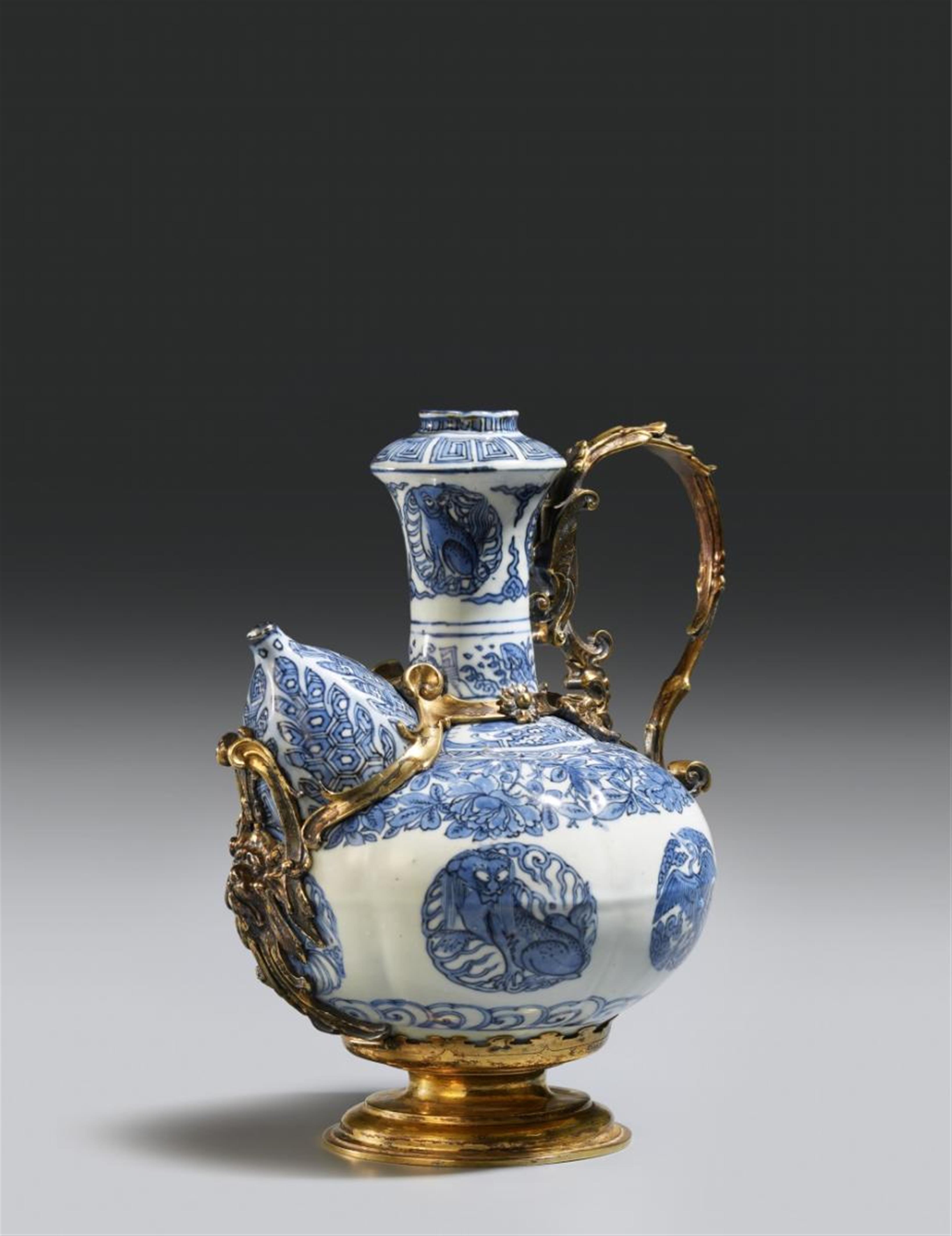 Blau-weißes Kendi mit vergoldeter Silbermontierung. Wanli-Periode (1572-1620) - image-1