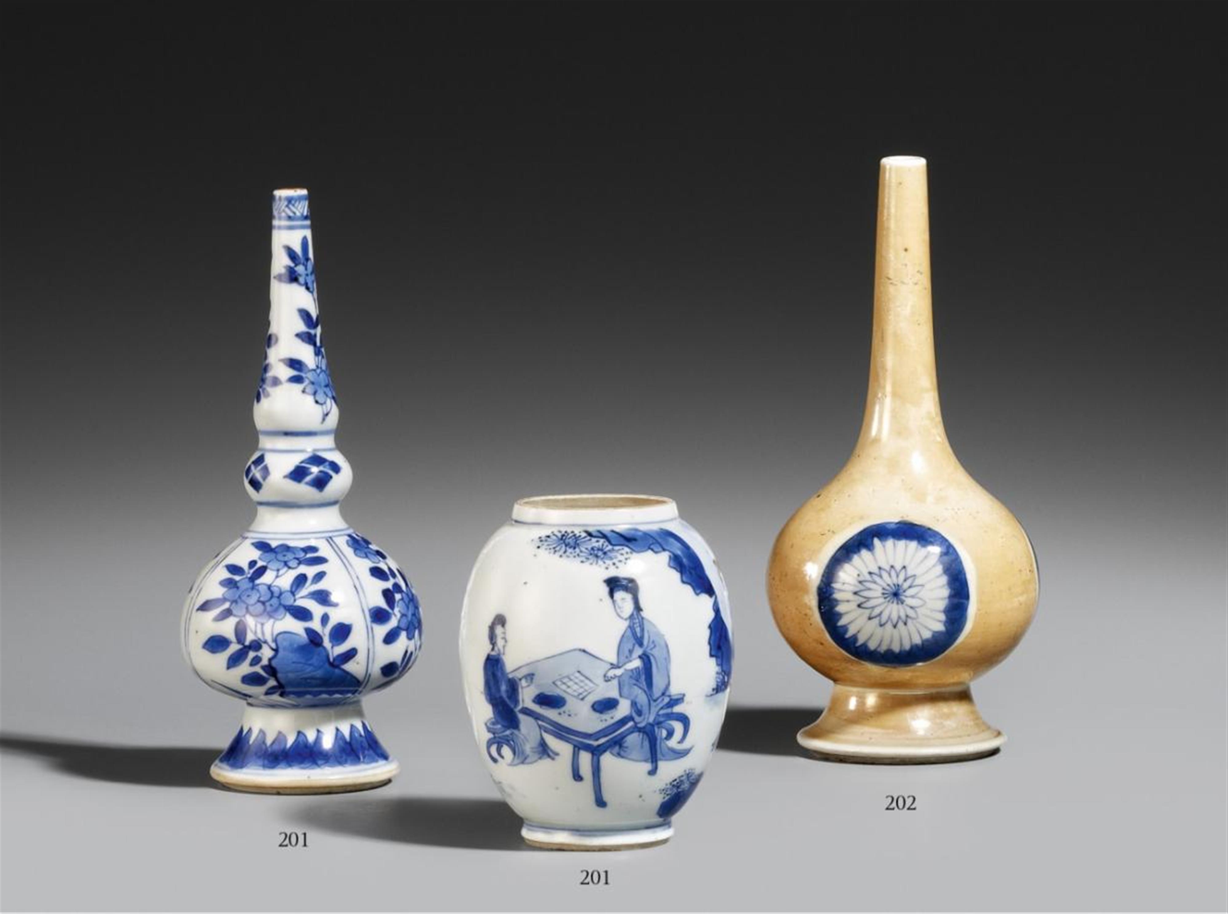 A blue and white rose water sprinkler with a café-au-lait-glazed ground. Kangxi period (1662-1722) - image-1