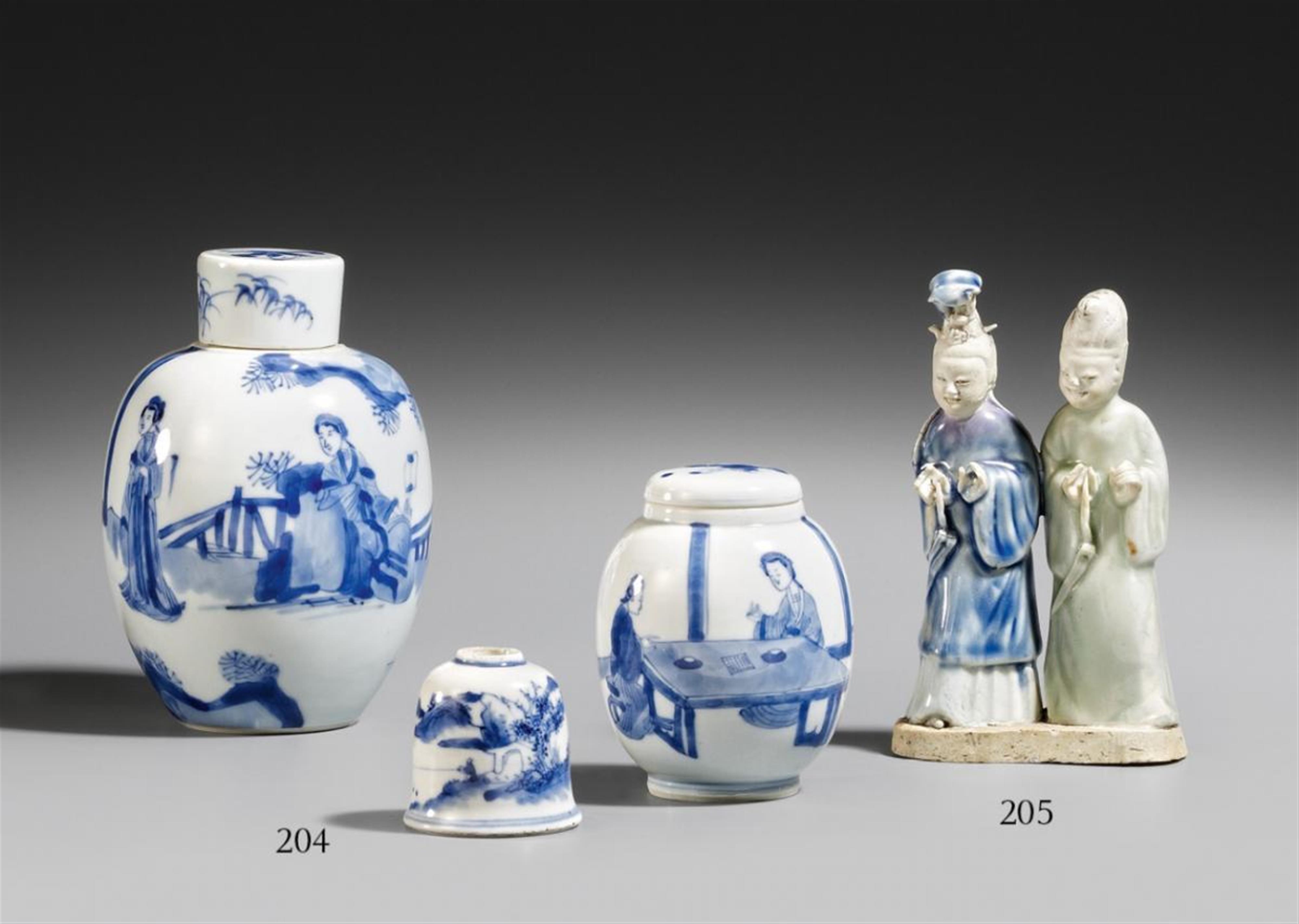A set of three blue and white vases. 18th/19th century - image-1