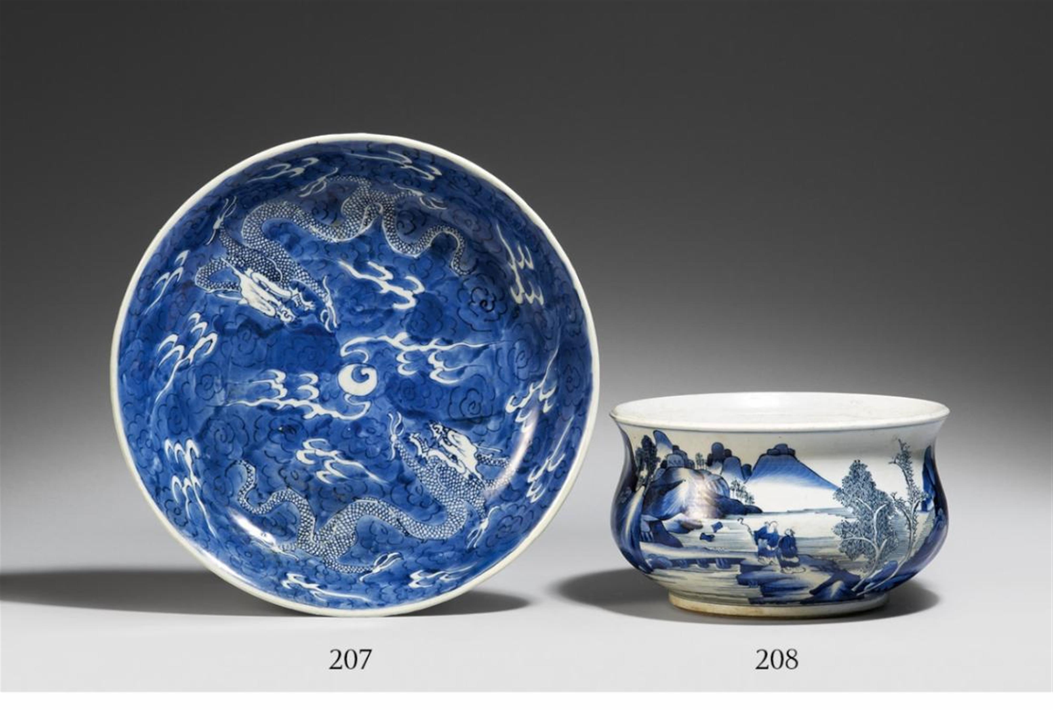 A blue and white dragon saucer dish. Qing Dynasty (1662-1911) - image-1