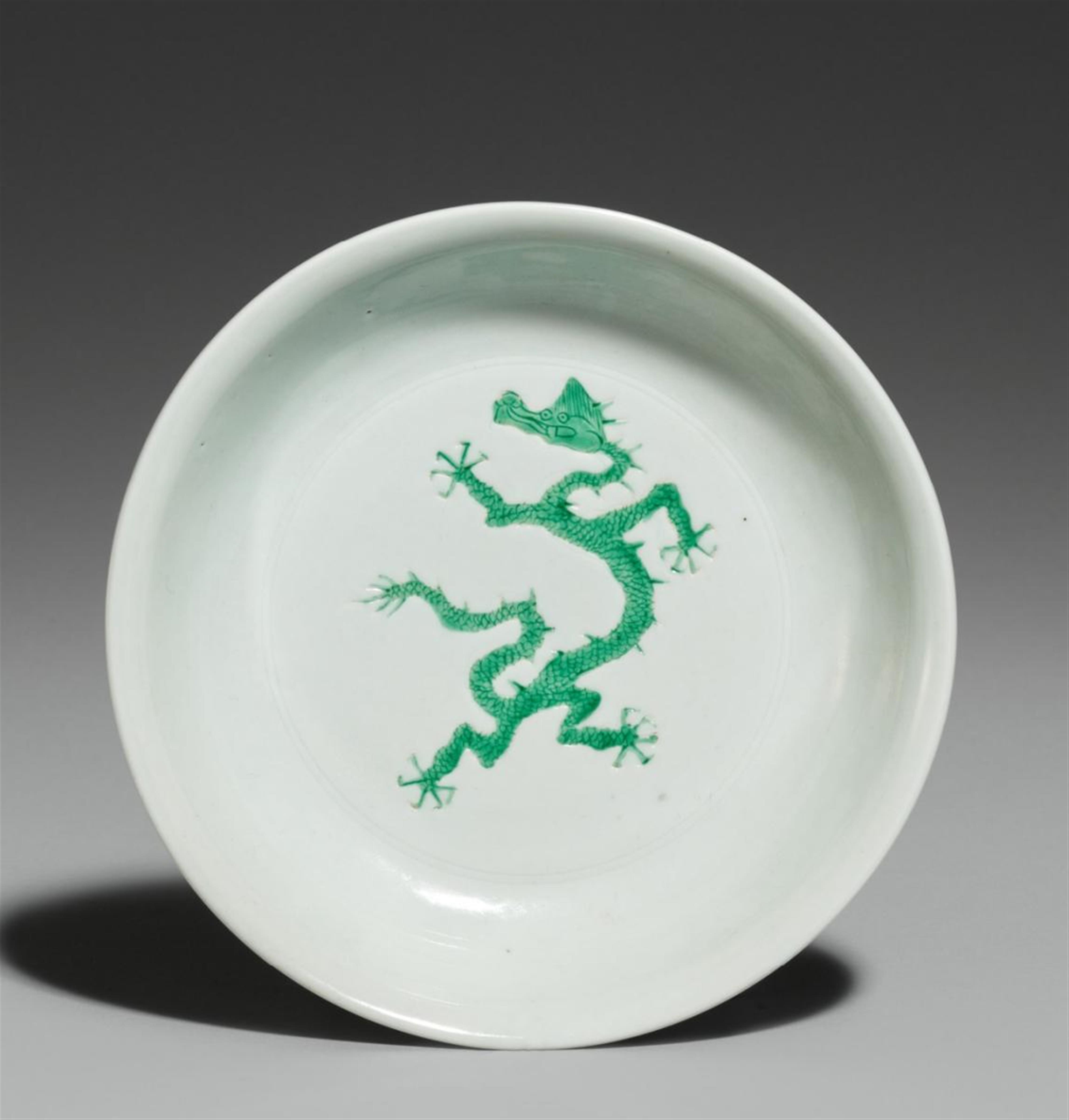 Weißer Teller mit grünem Drachendekor. Kangxi-Periode (1662-1722) - image-1