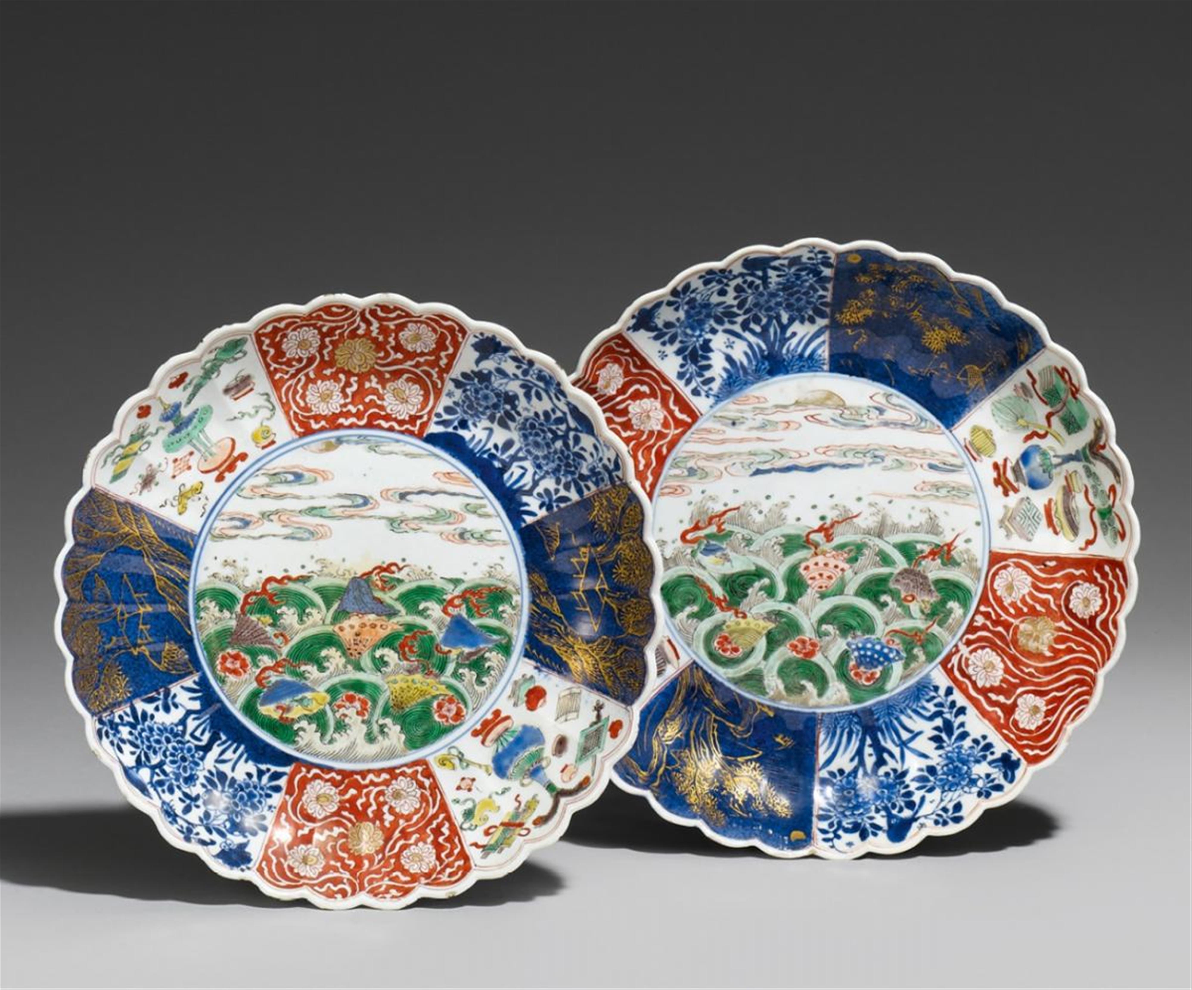 Two famille verte and three famille rose dishes. 18th century - image-1