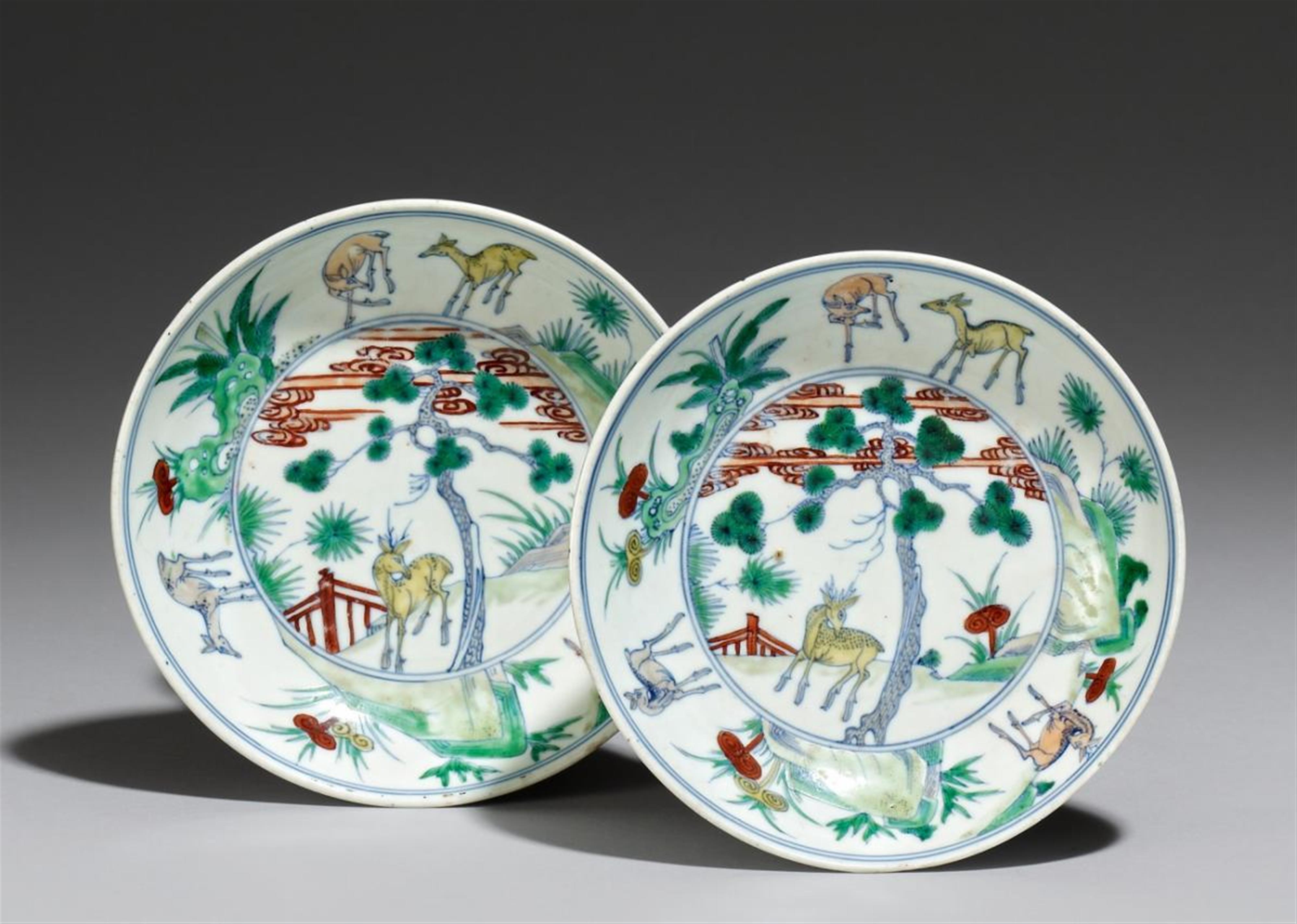 Paar doucai-Teller mit Hirsch-Dekor. Kangxi-Periode (1662-1722) - image-1