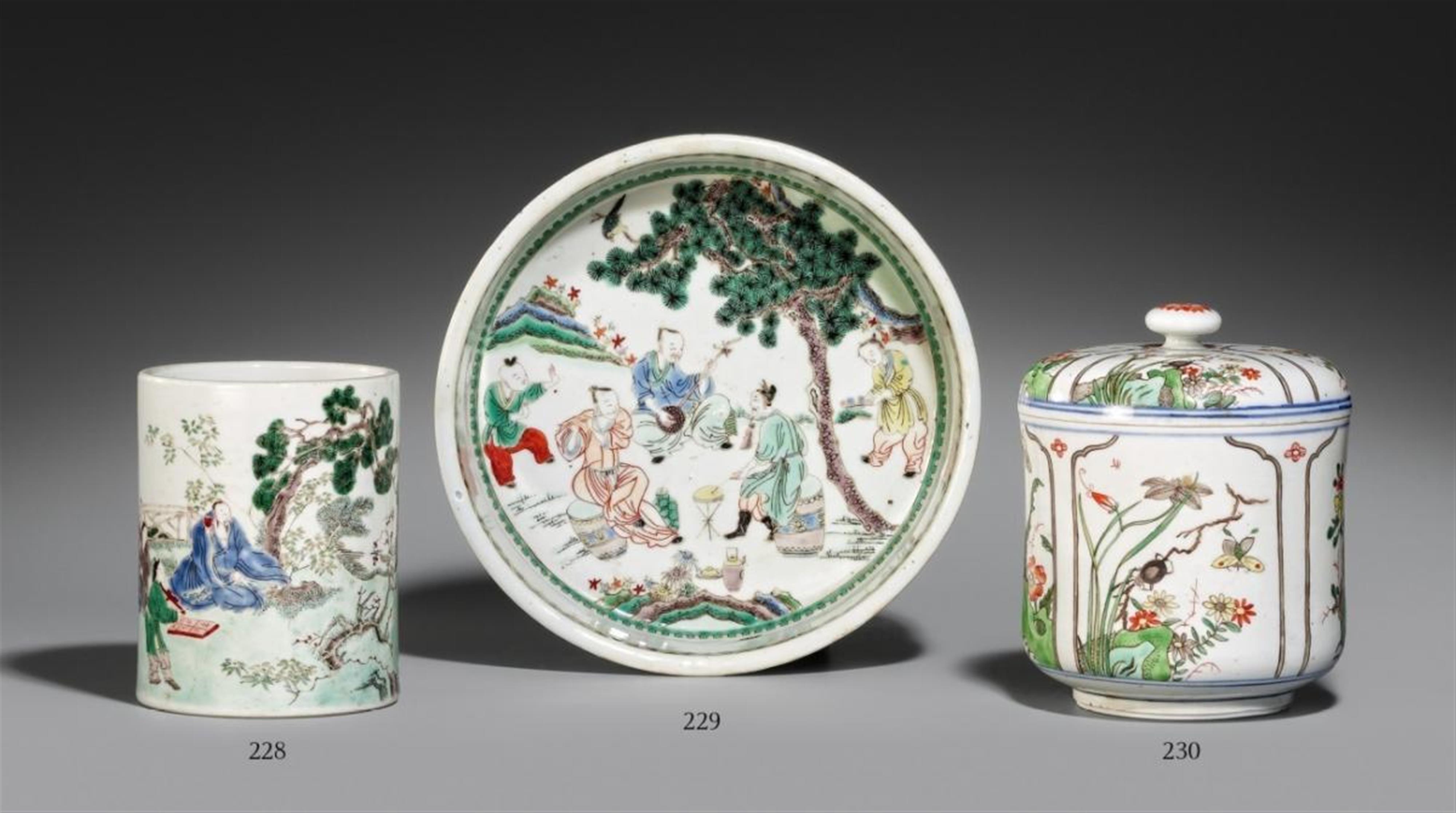 A cylindrical famille verte box and cover and a wucai vase. Qing Dynasty (1662-1911) - image-1
