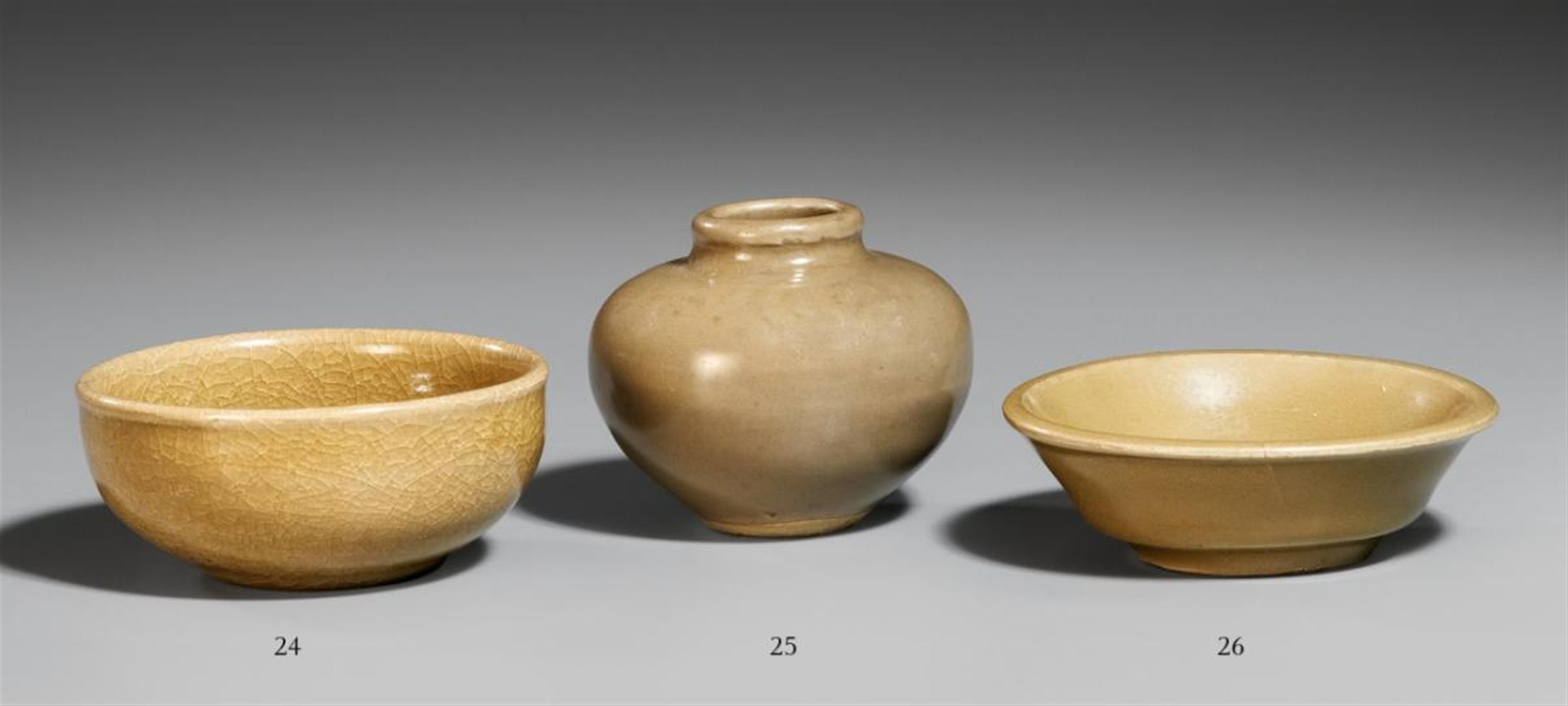 A small Longquan celadon bowl. 12th/13th century - image-1