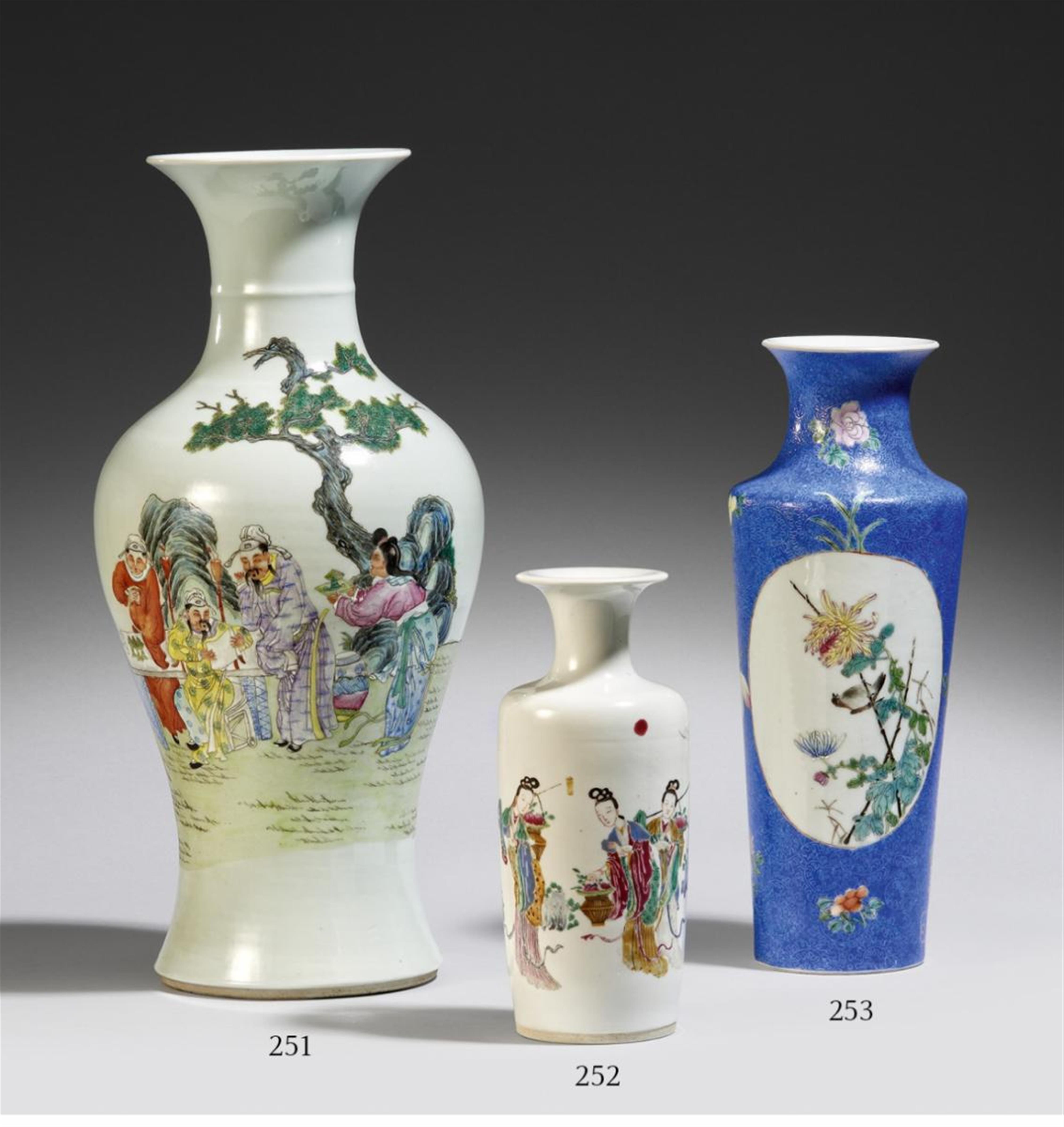 Blaugrundige famille rose-Vase. 1. Hälfte 20. Jh. - image-1