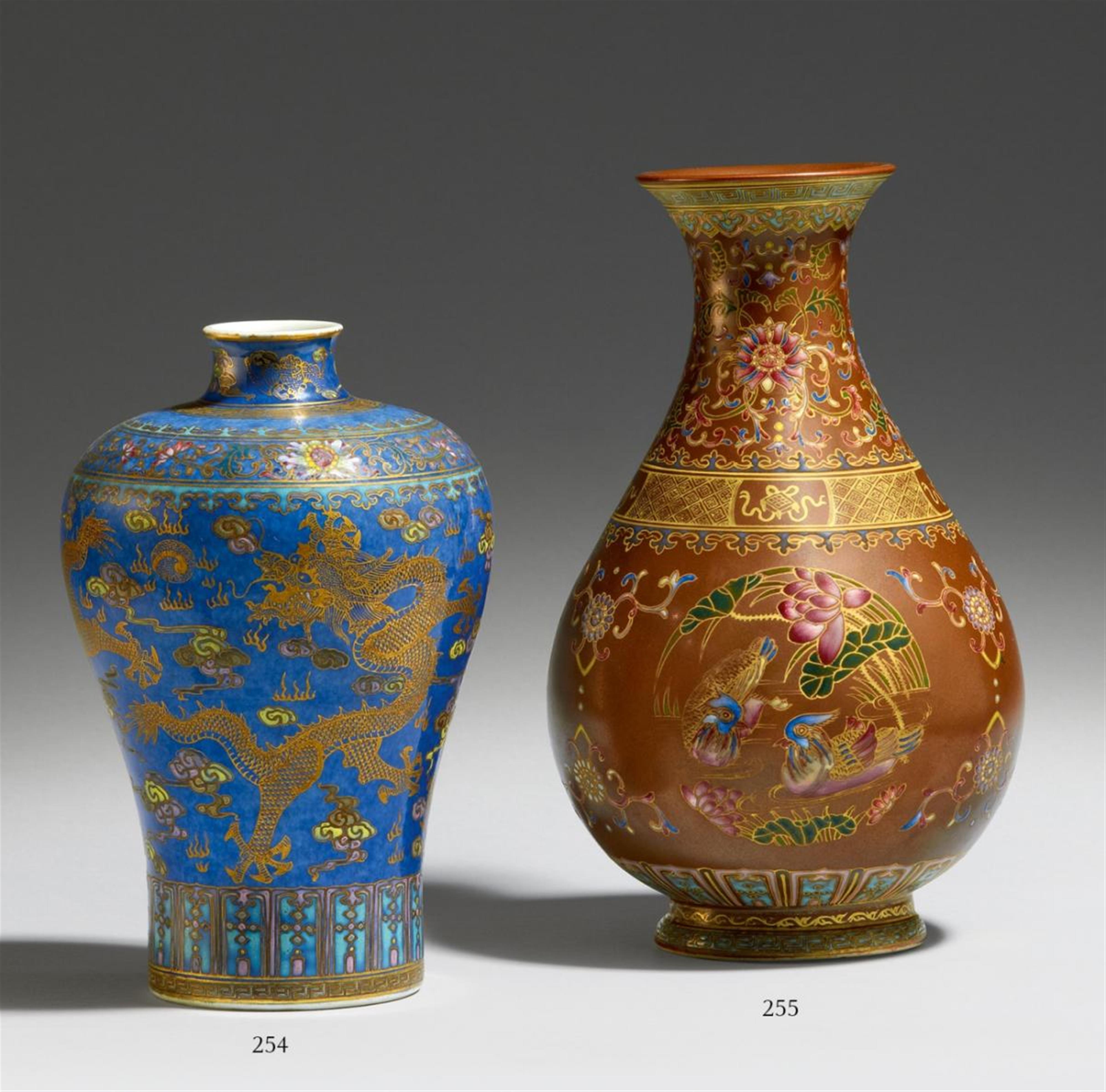 Braun glasierte Vase mit famille rose Dekor. 20. Jh. - image-1