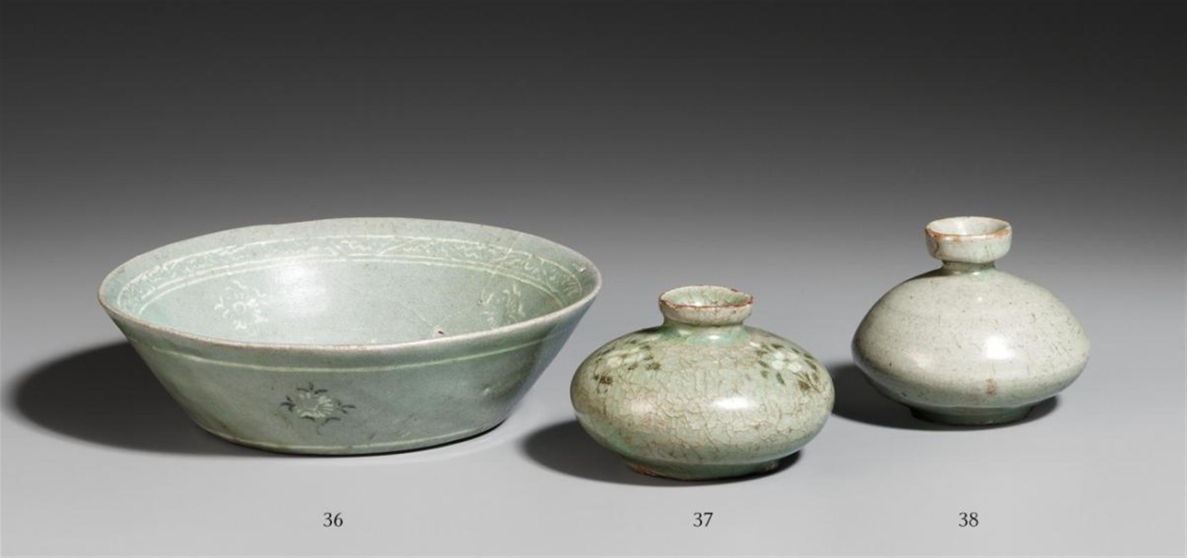 A Korean white and black sanggam-inlaid celadon bowl. 12th century - image-1