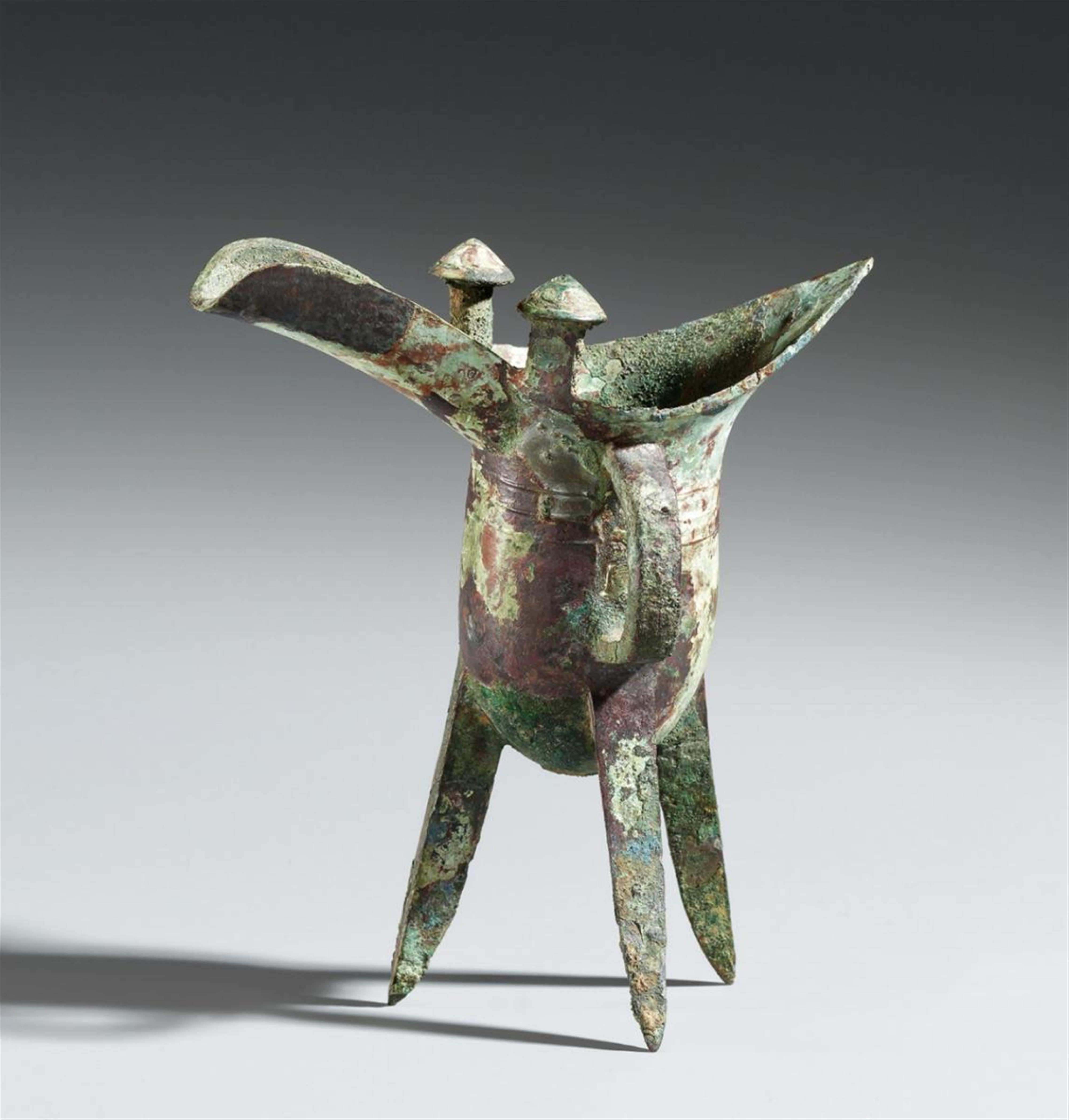 Weinbecher vom Typ jue. Bronze. Späte Shang-Zeit, ca. 11. Jh. v. Chr. - image-1