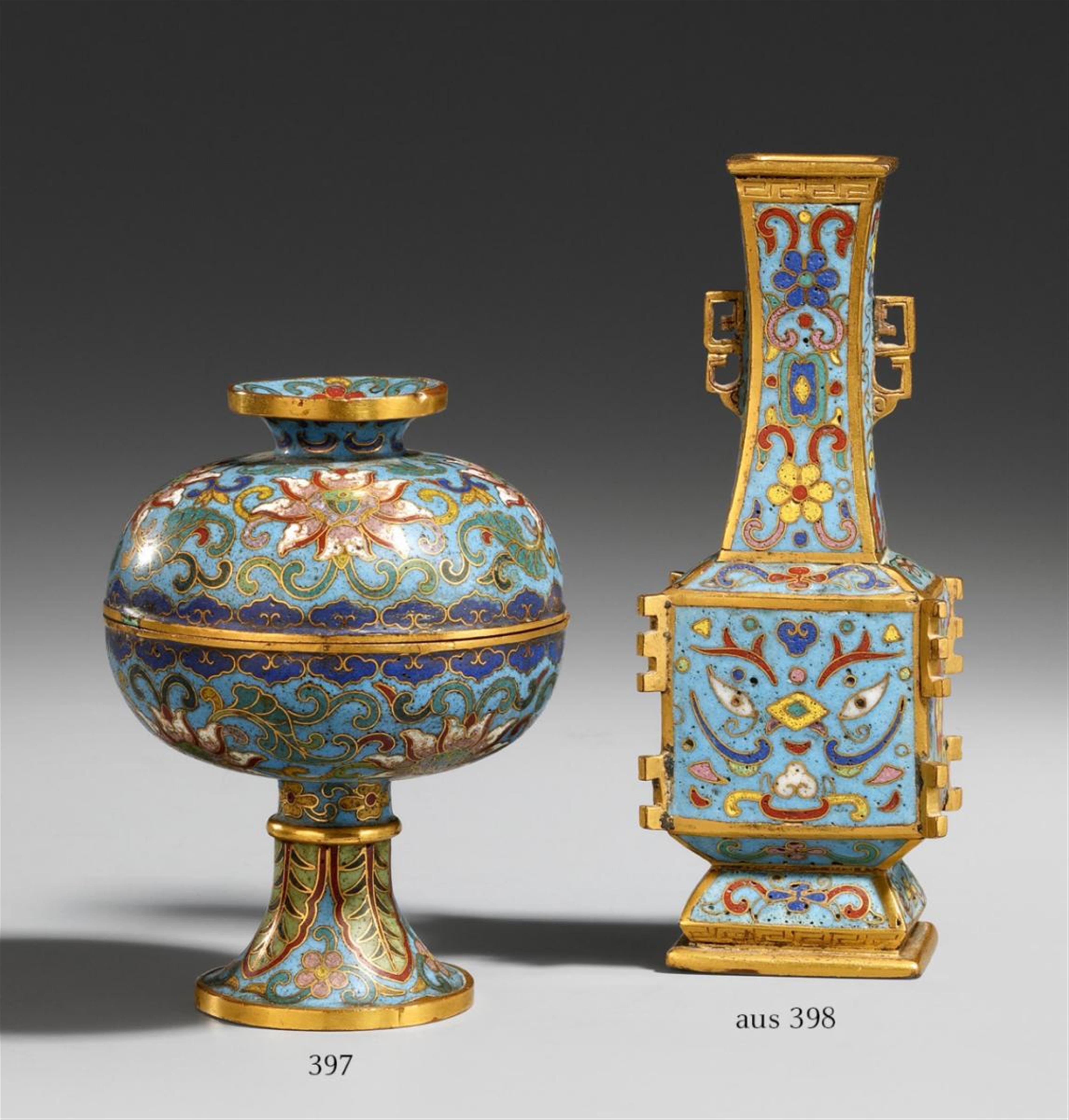 A small cloisonné enamel footed and lidded bowl. 18th century - image-1