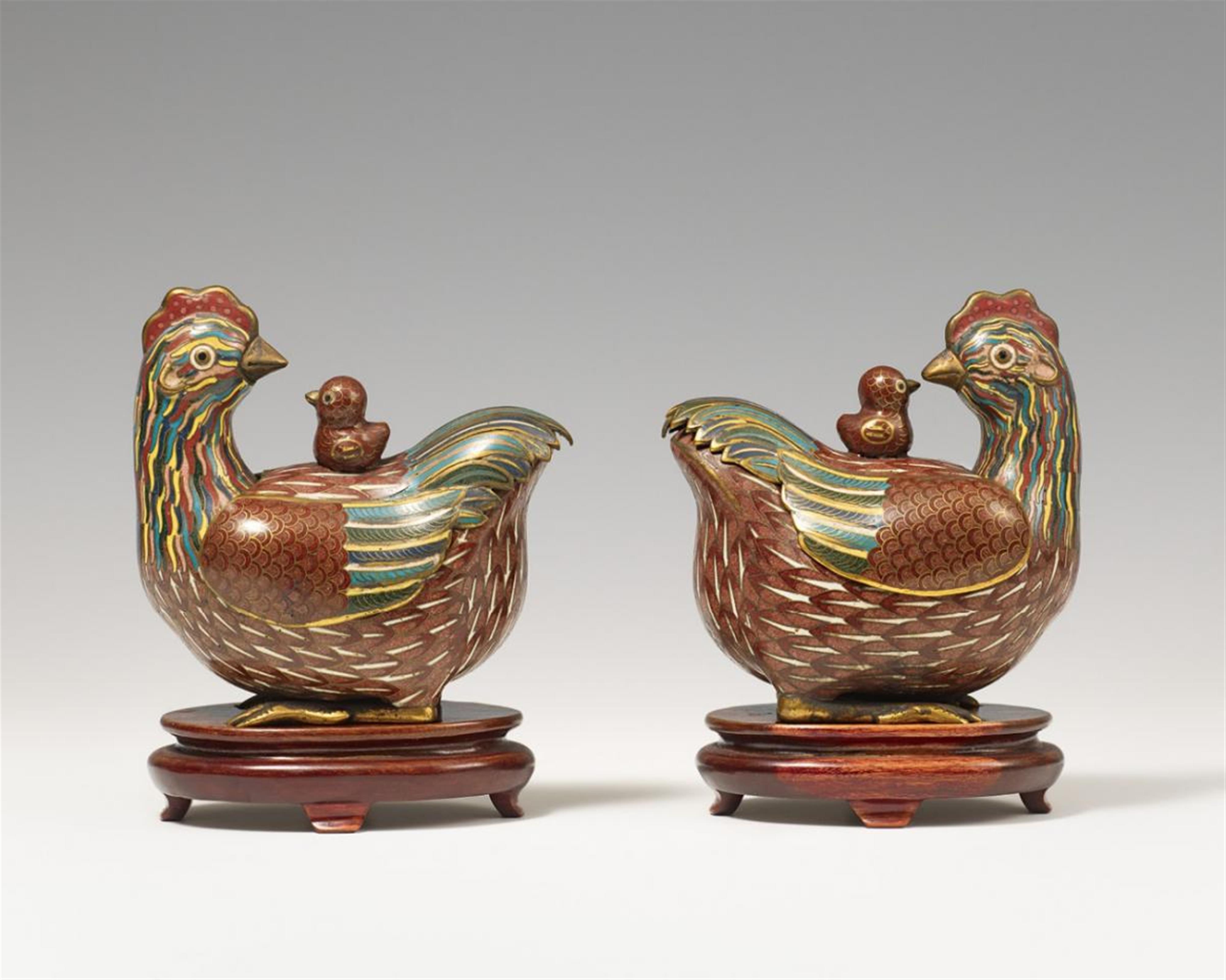 Two cloisonné enamel boxes in shape of a hen. Around 1900 - image-1