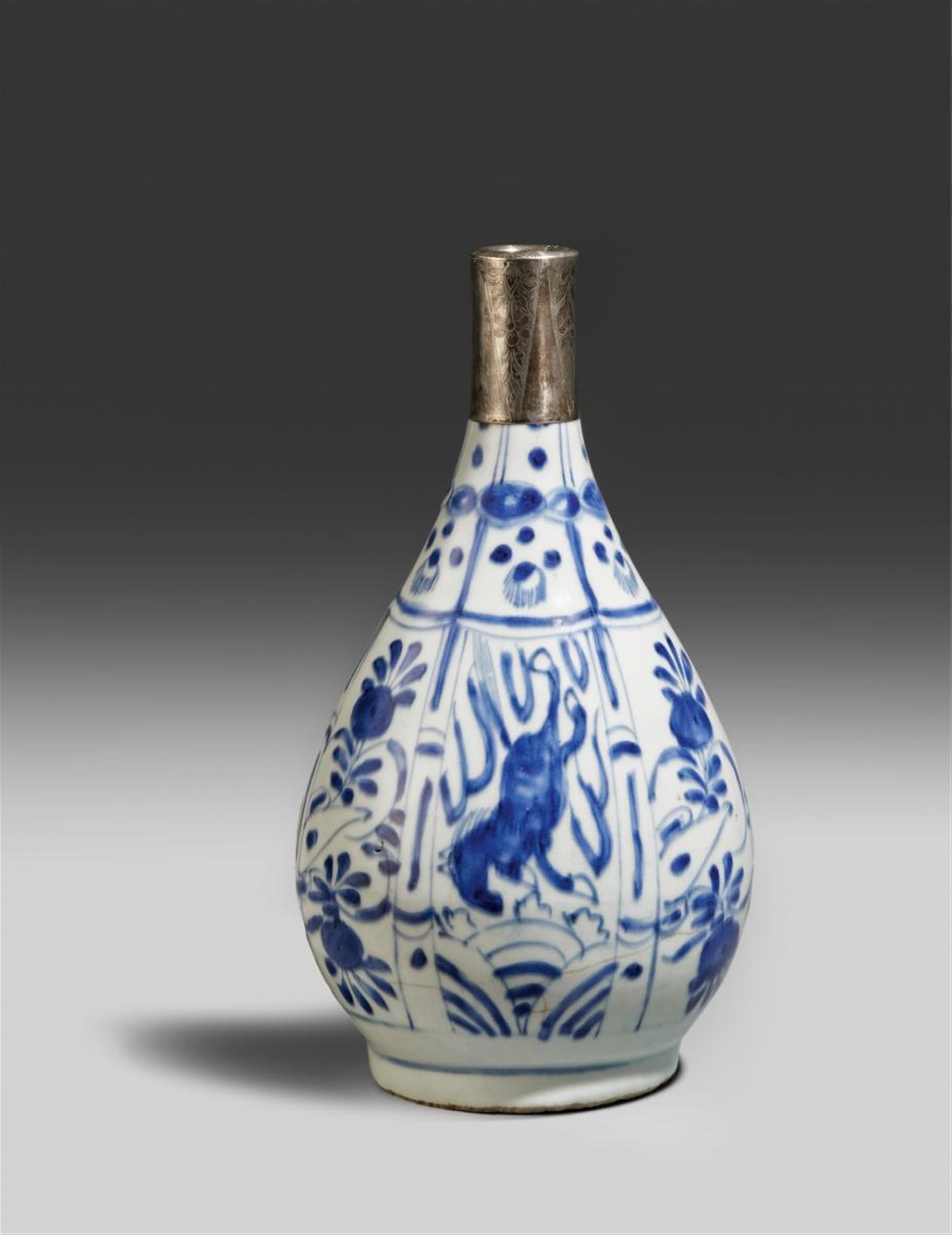 A blue and white bottle vase with silver mount. Wanli period (1572-1620) - image-1