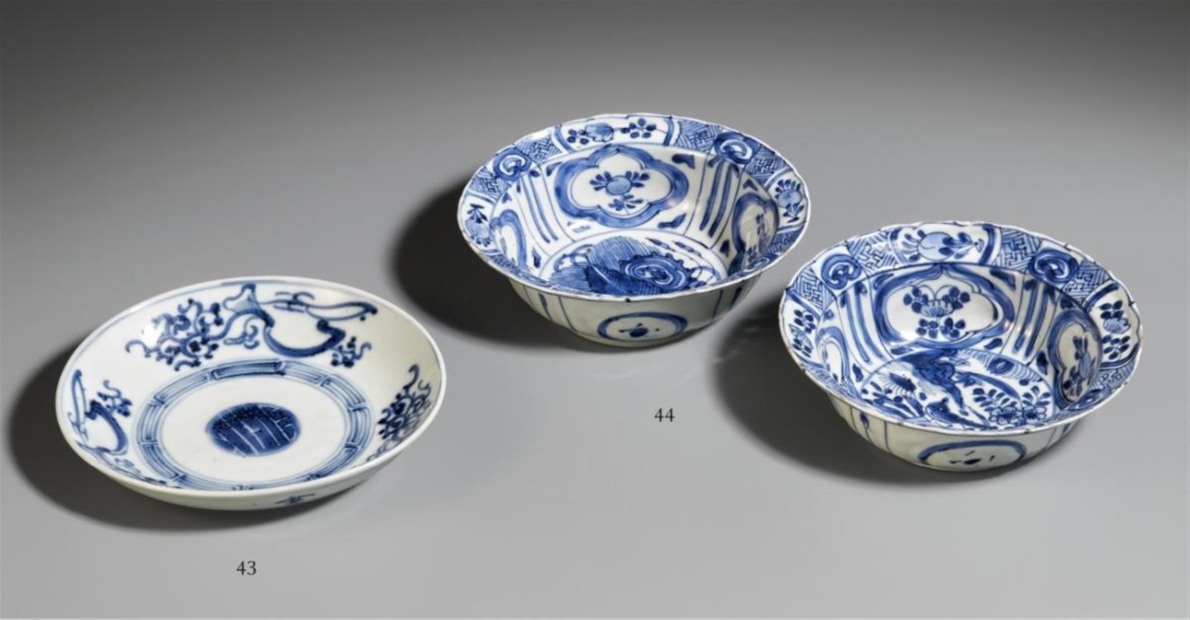 A blue and white saucer-dish. 16th/17th century - image-1