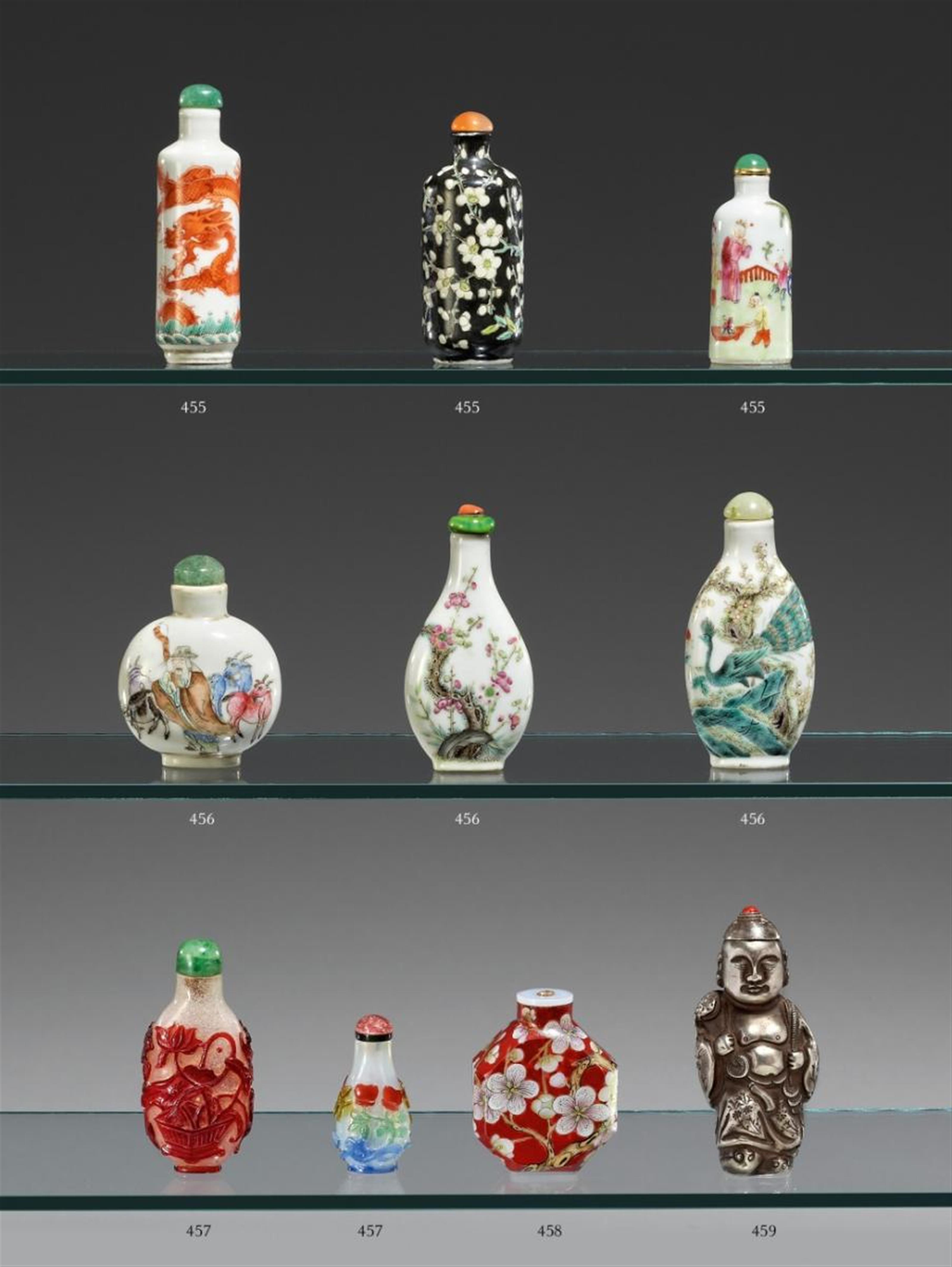 Three porcelain snuff bottles. 19th/20th century - image-1