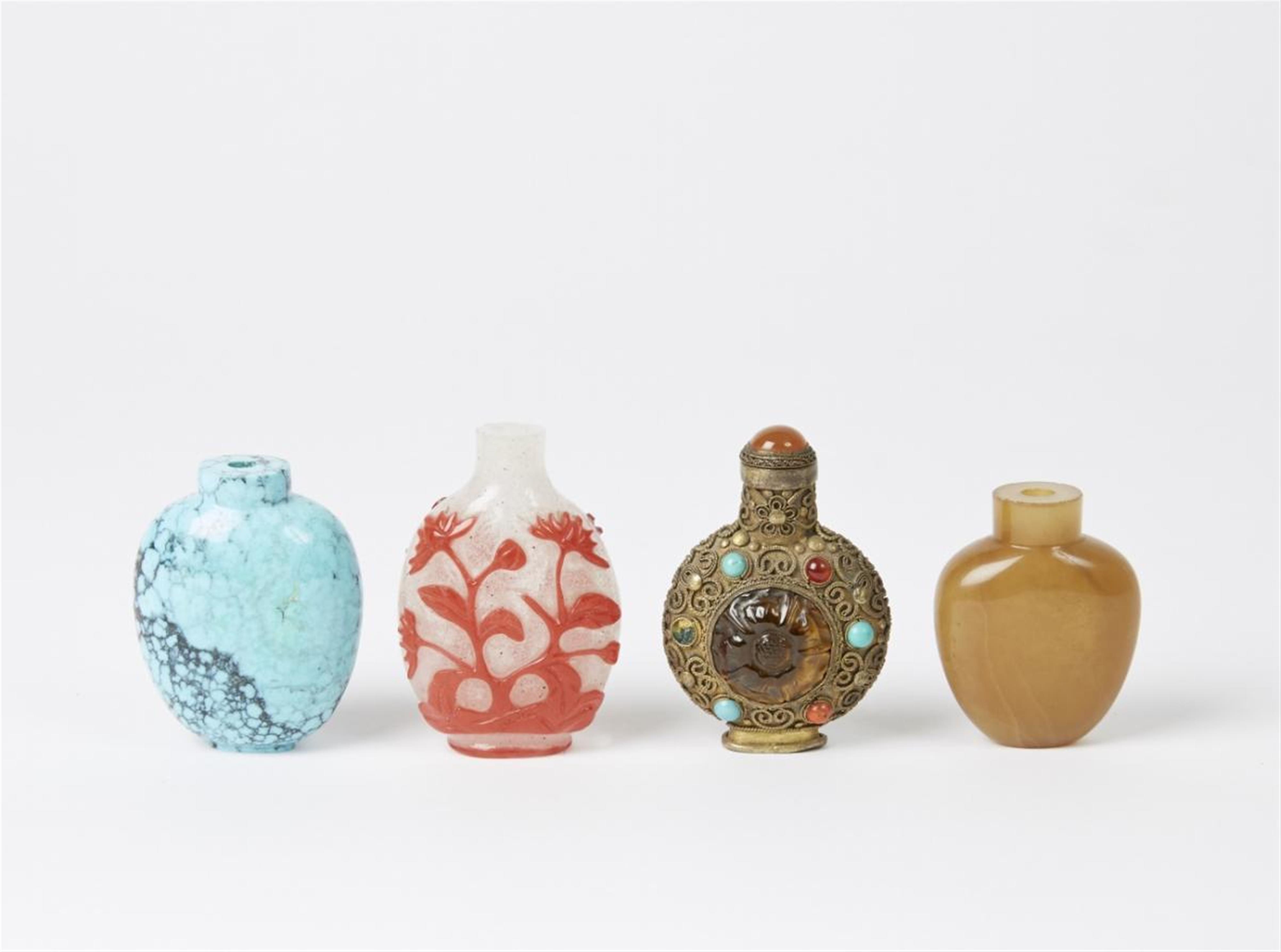 Four snuff bottles - image-1