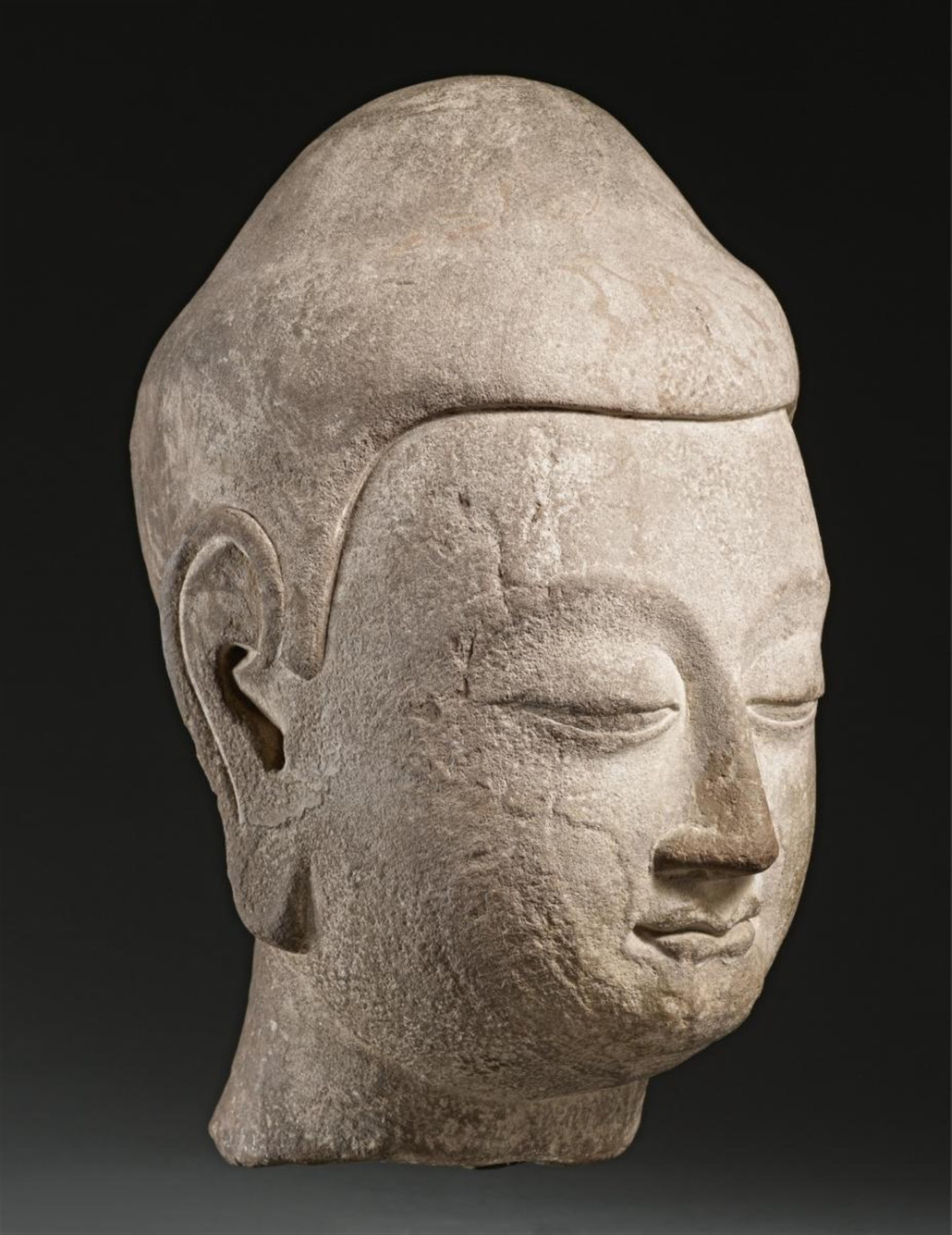 Kopf eines Buddha. Kalkstein. Nördliche Qi/frühe Sui-Zeit, 6. Jh. - image-1