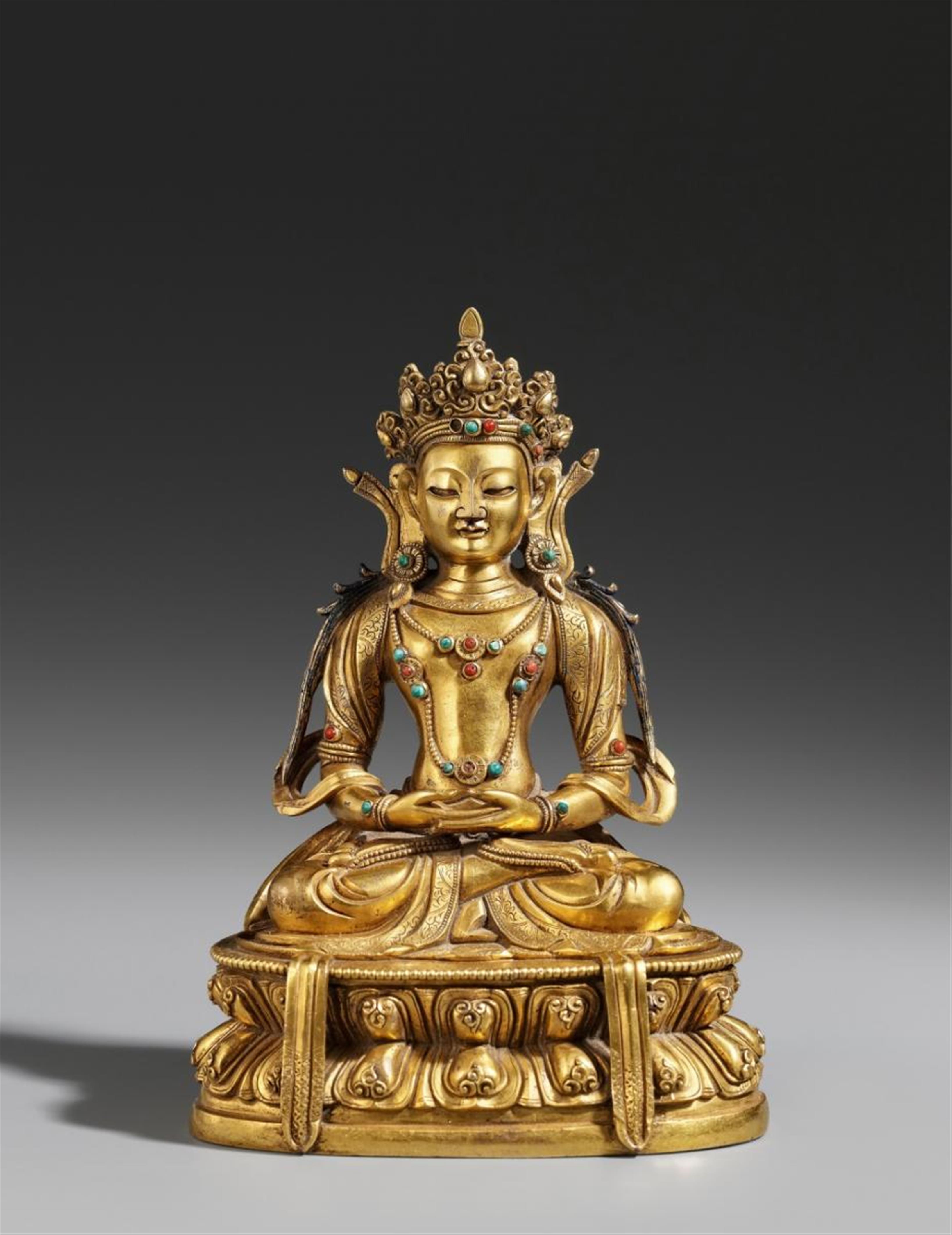 Buddha Amitayus. Feuervergoldete Bronze. Sinotibetisch. Wohl 18. Jh. - image-1