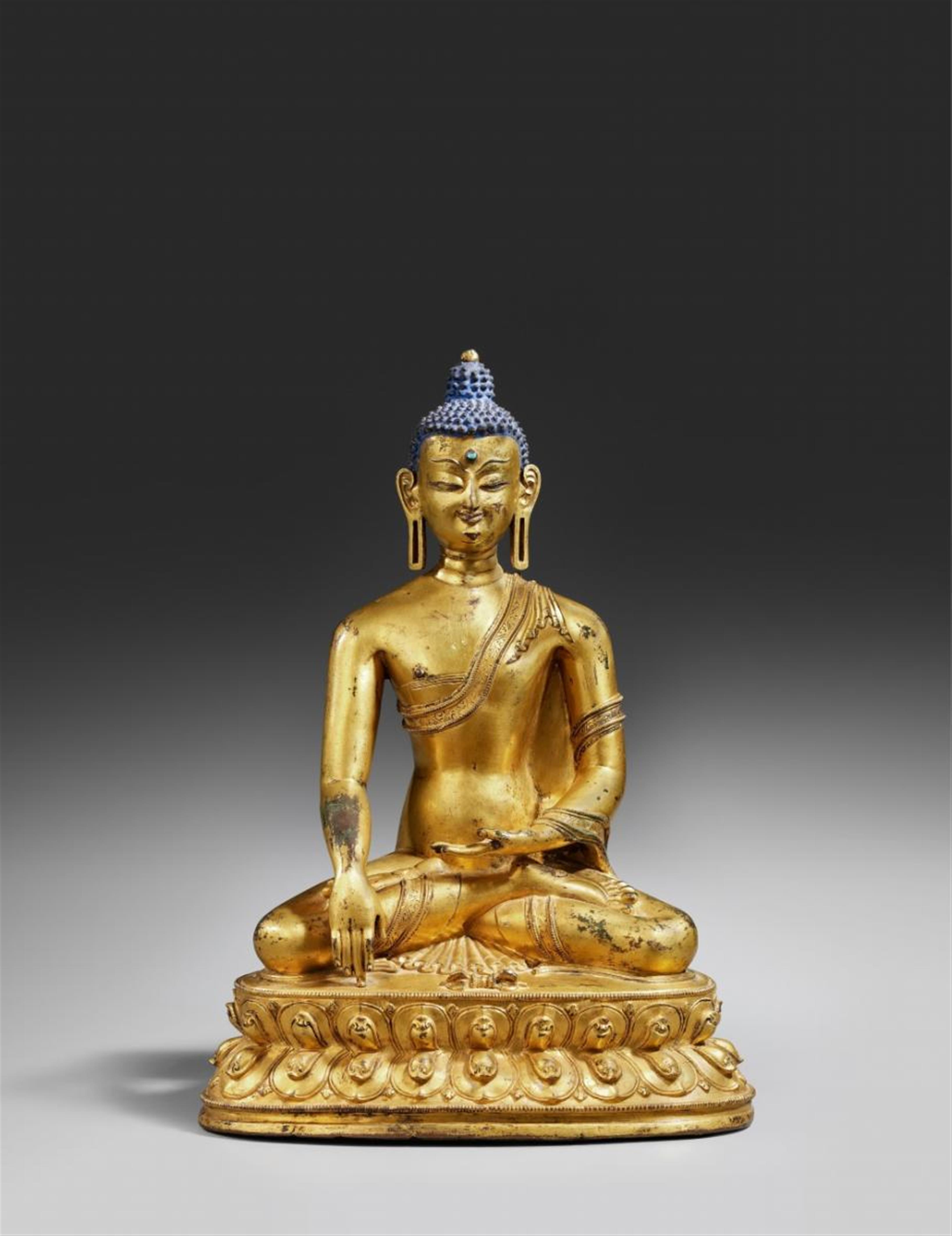 A gilt bronze figure of Buddha Shakyamuni/Vajrasana. Tibet. 15th/16th century - image-1