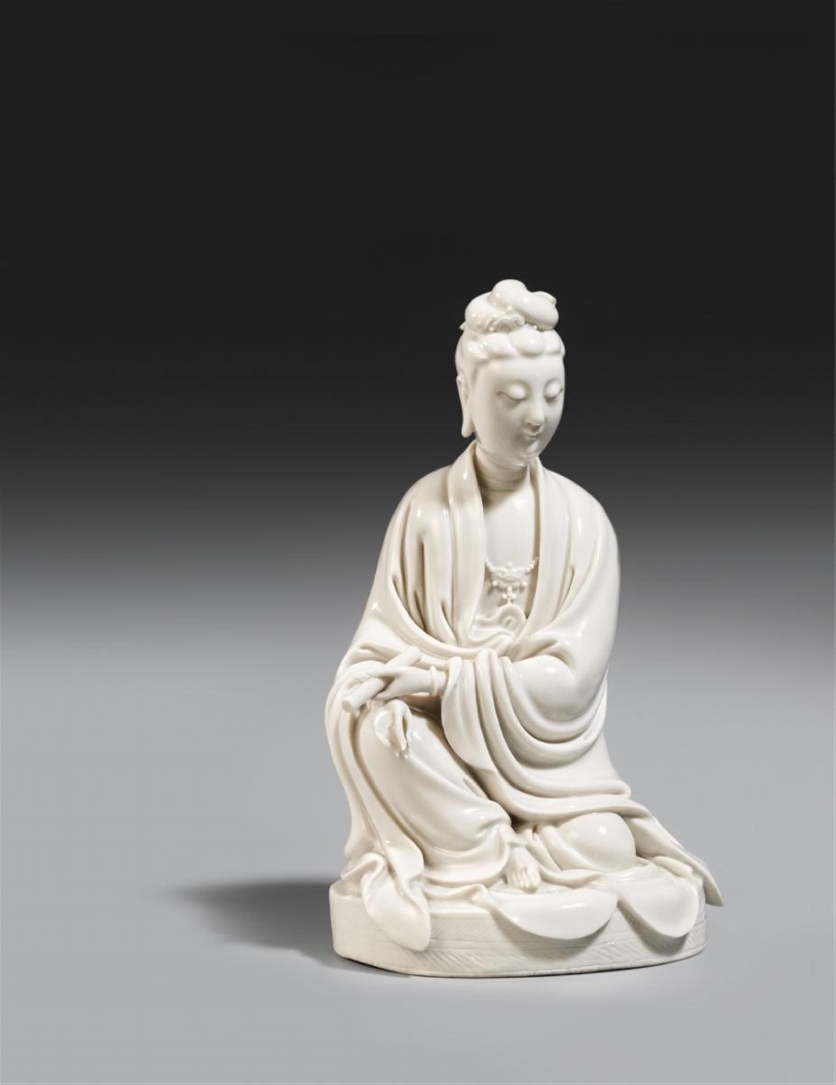 A seated blanc-de-Chine figure of Guanyin. Dehua. Kangxi period (1662-1722) - image-1