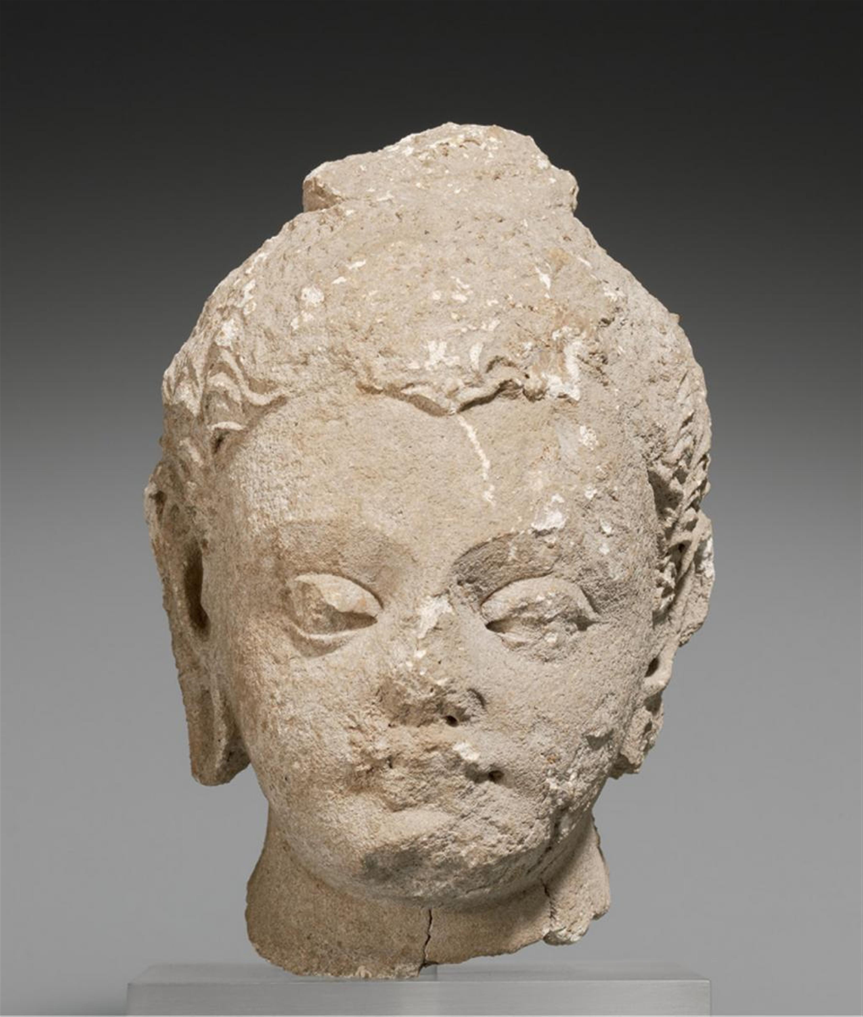 A Gandhara stucco Buddha head. 3rd/4th century - image-1