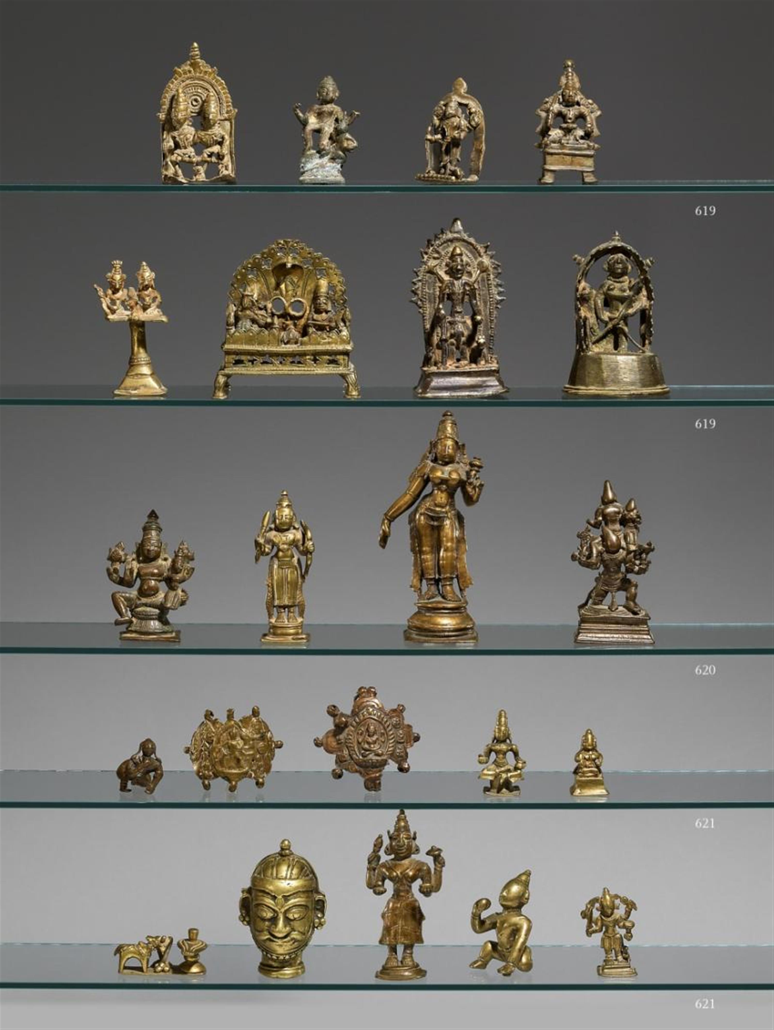 Acht Einzelfiguren und Altäre. Gelbmetall und Bronze. Zentral-Indien. 19. Jh. und früher - image-1