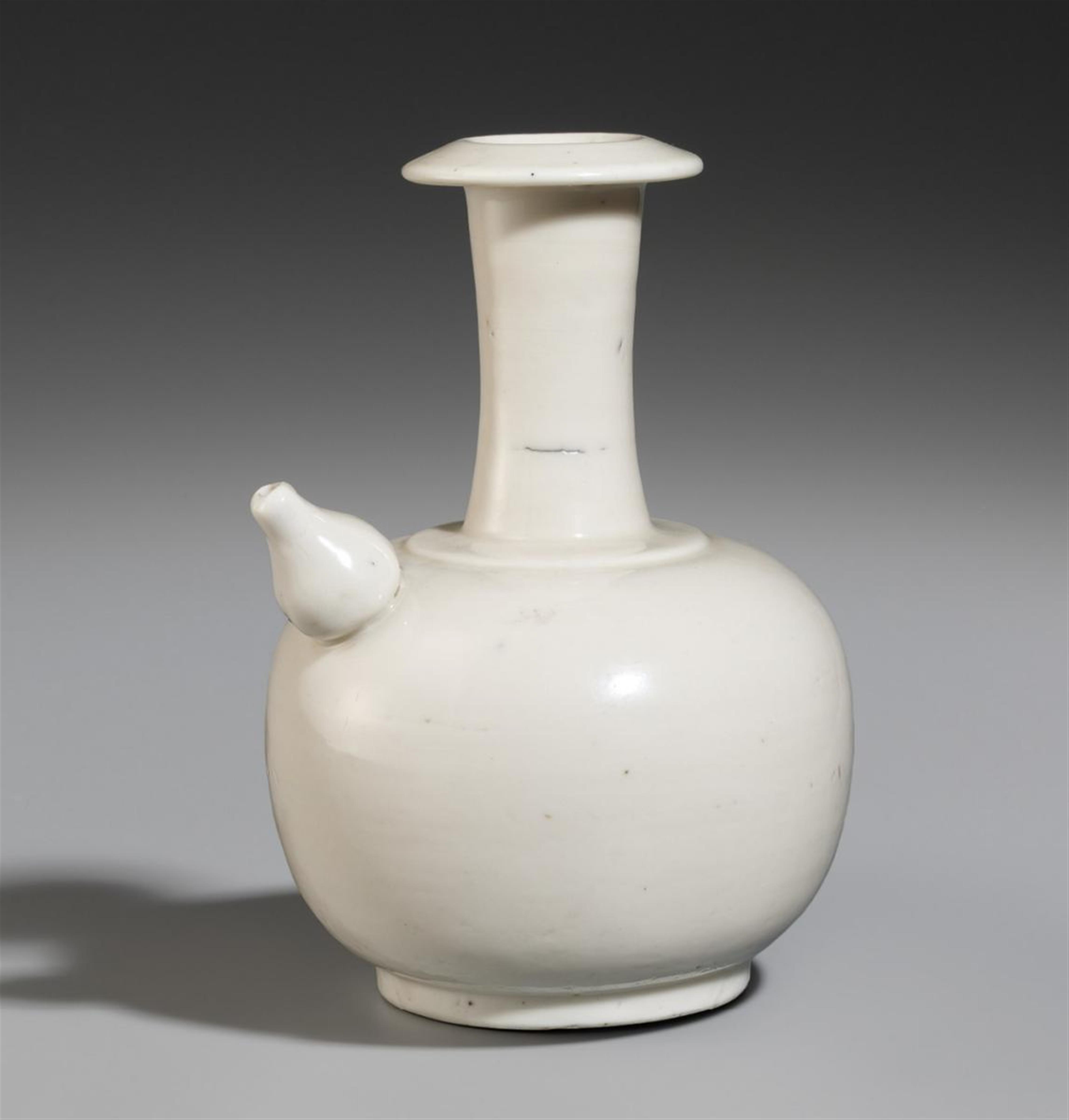 A blanc-de-Chine kendi. Dehua. 17th century - image-1