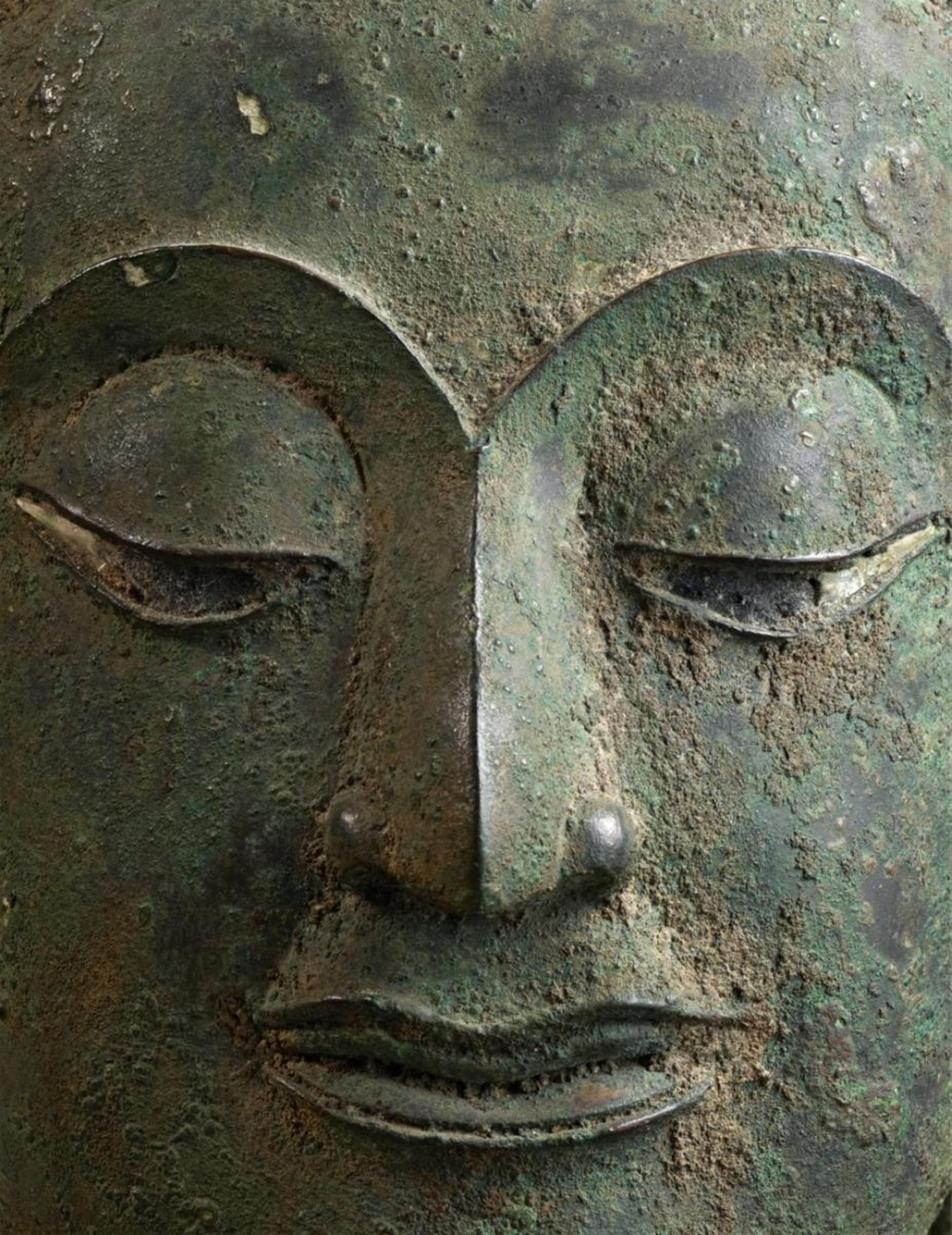 A Thai Sukhothai bronze head of a Buddha. 15th century - image-2