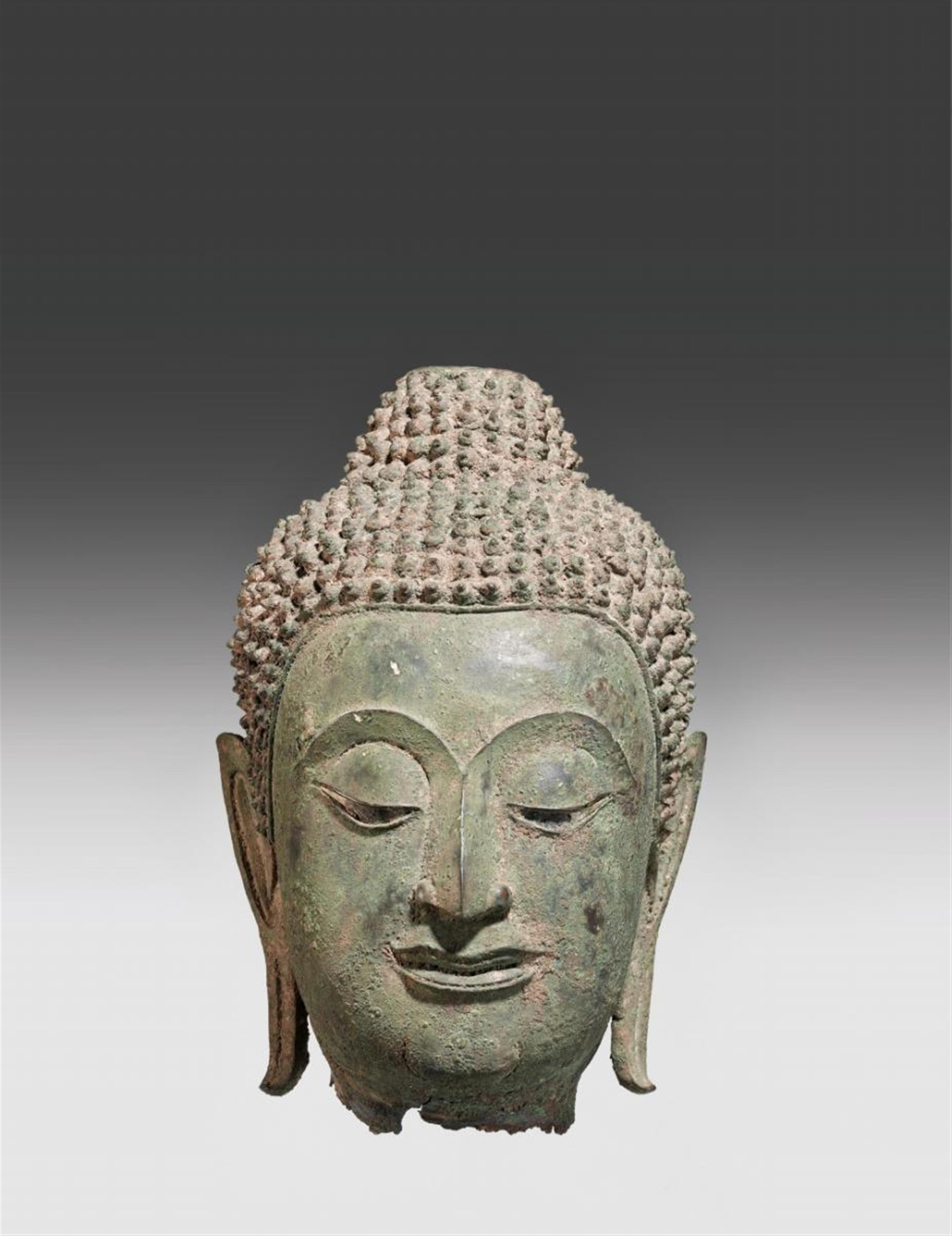 Kopf eines Buddha. Bronze. Thailand. Ayutthaya. 15. Jh., Sockel - image-1