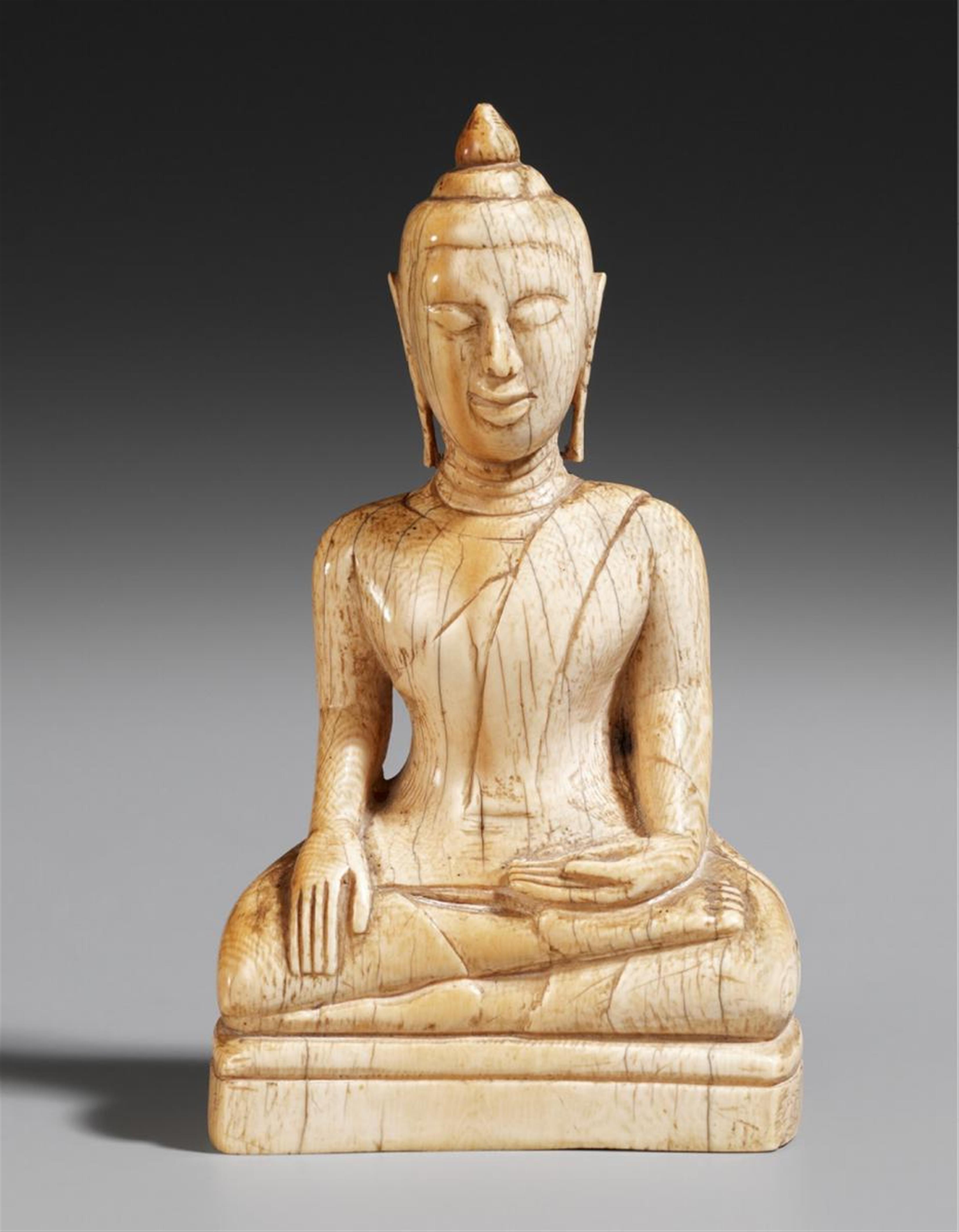 Buddha in maravijaya. Elfenbein. 18./19. Jh. - image-1