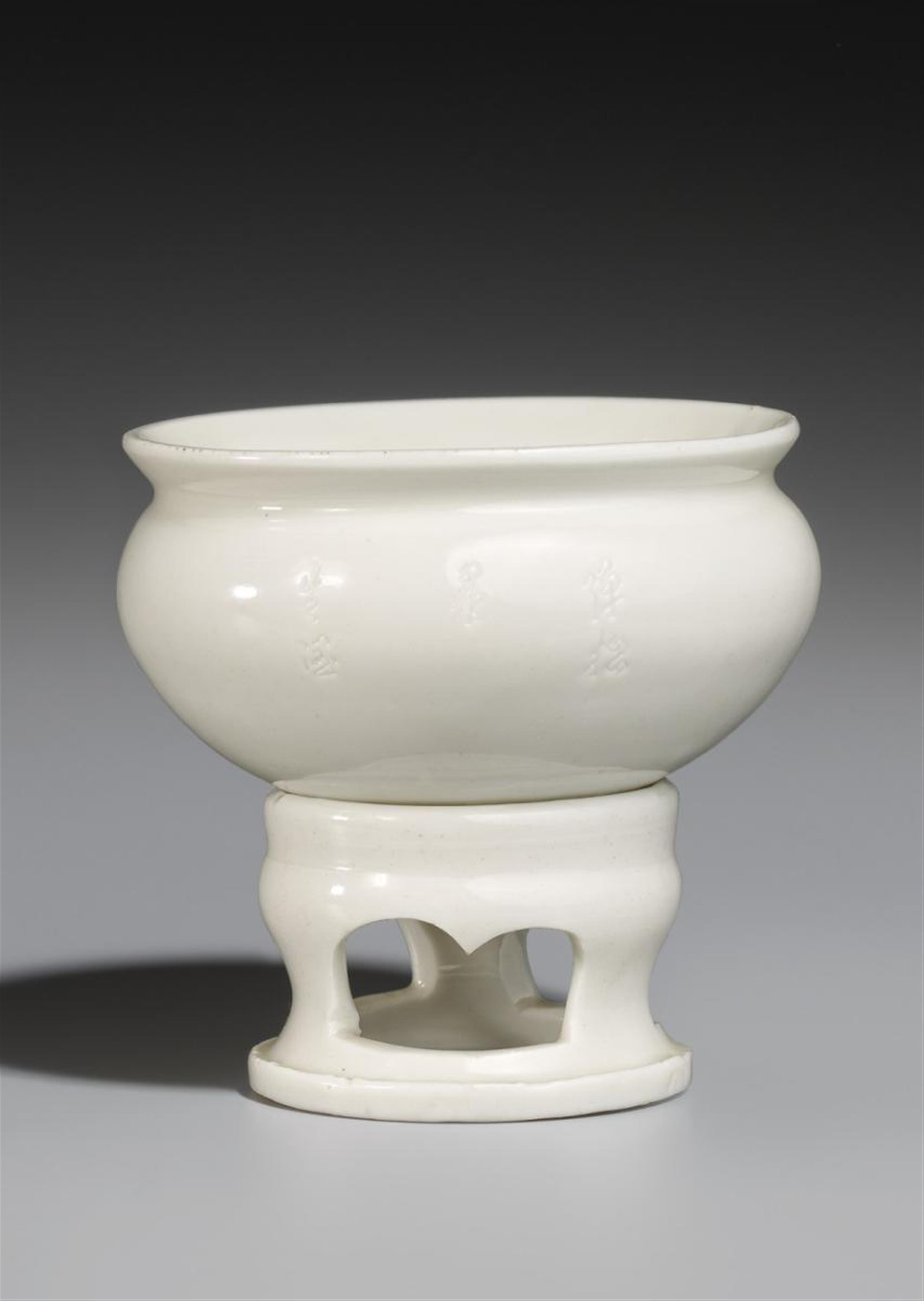 A rare blanc-de-Chine oil lamp and stand. Dehua. 17th century - image-1