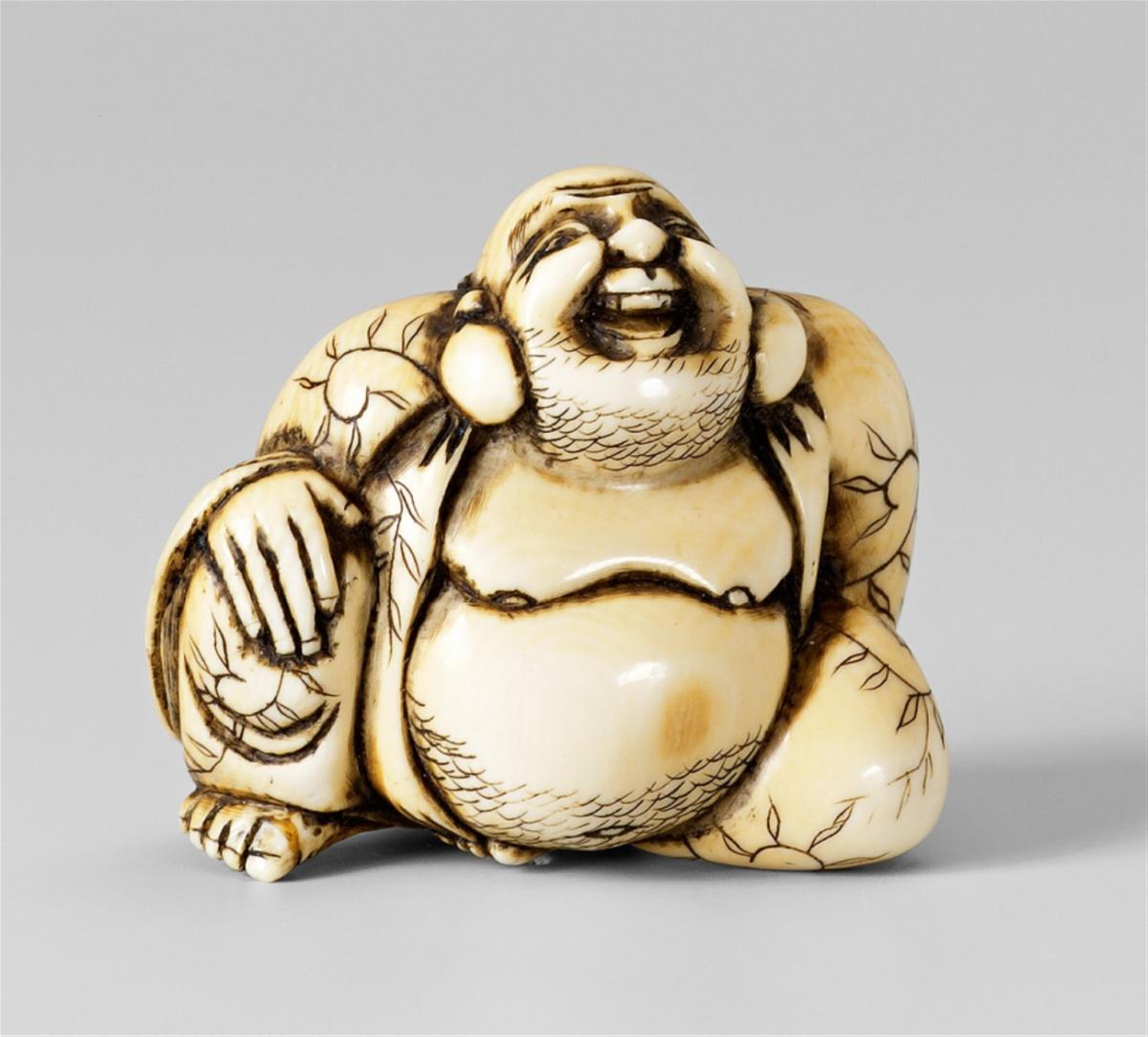 A Kyoto school ivory netsuke of a laughing Hotei. Late 18th/early 19th century - image-1