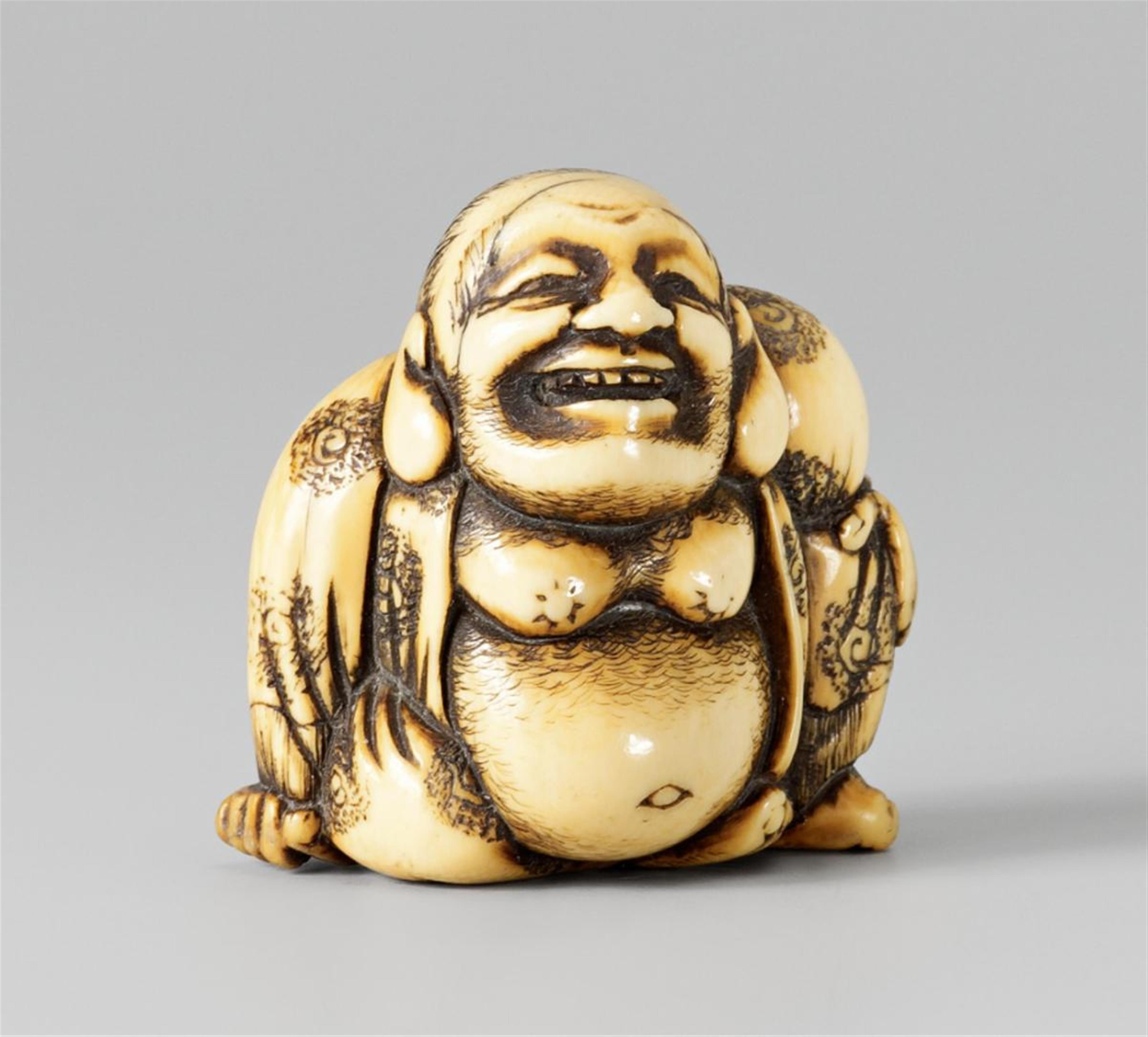 A Kyoto school ivory netsuke of a laughing Hotei. Late 18th century - image-1