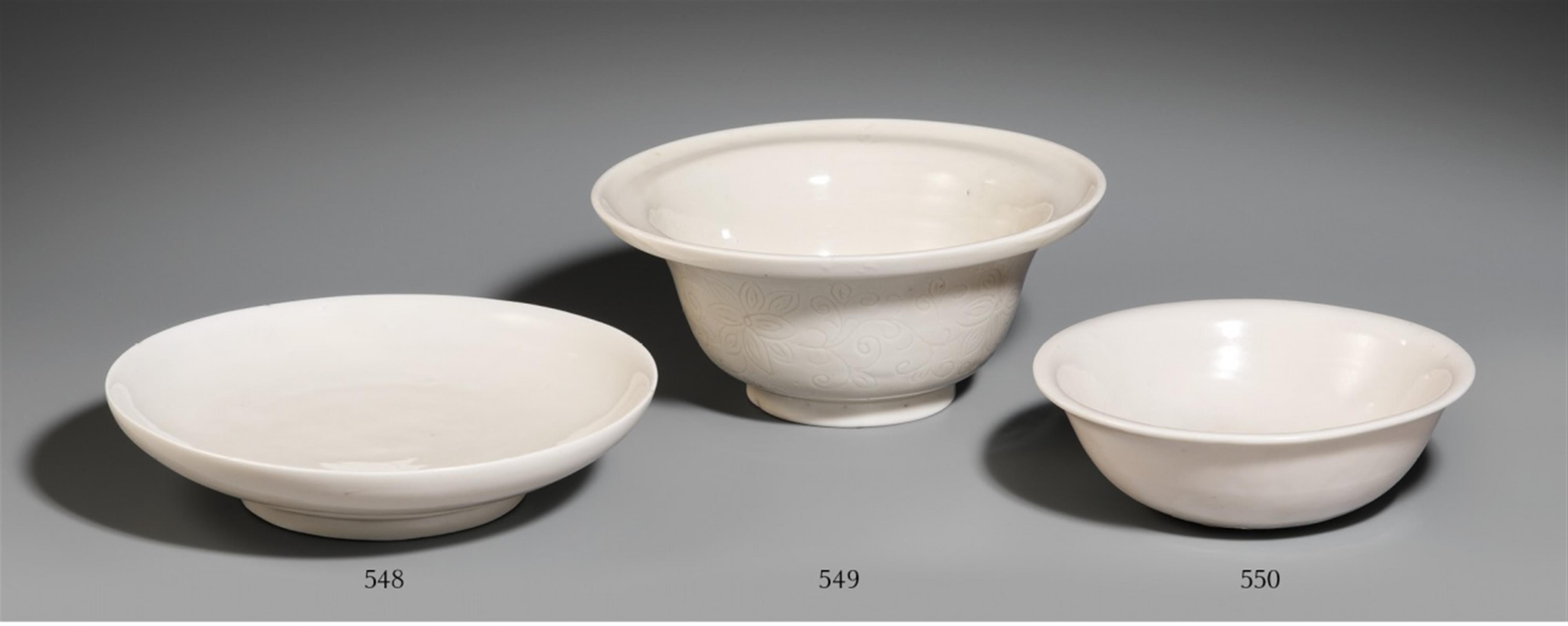 A blanc-de-Chine bowl with incised tendrils. Dehua. Second half 17th century - image-1