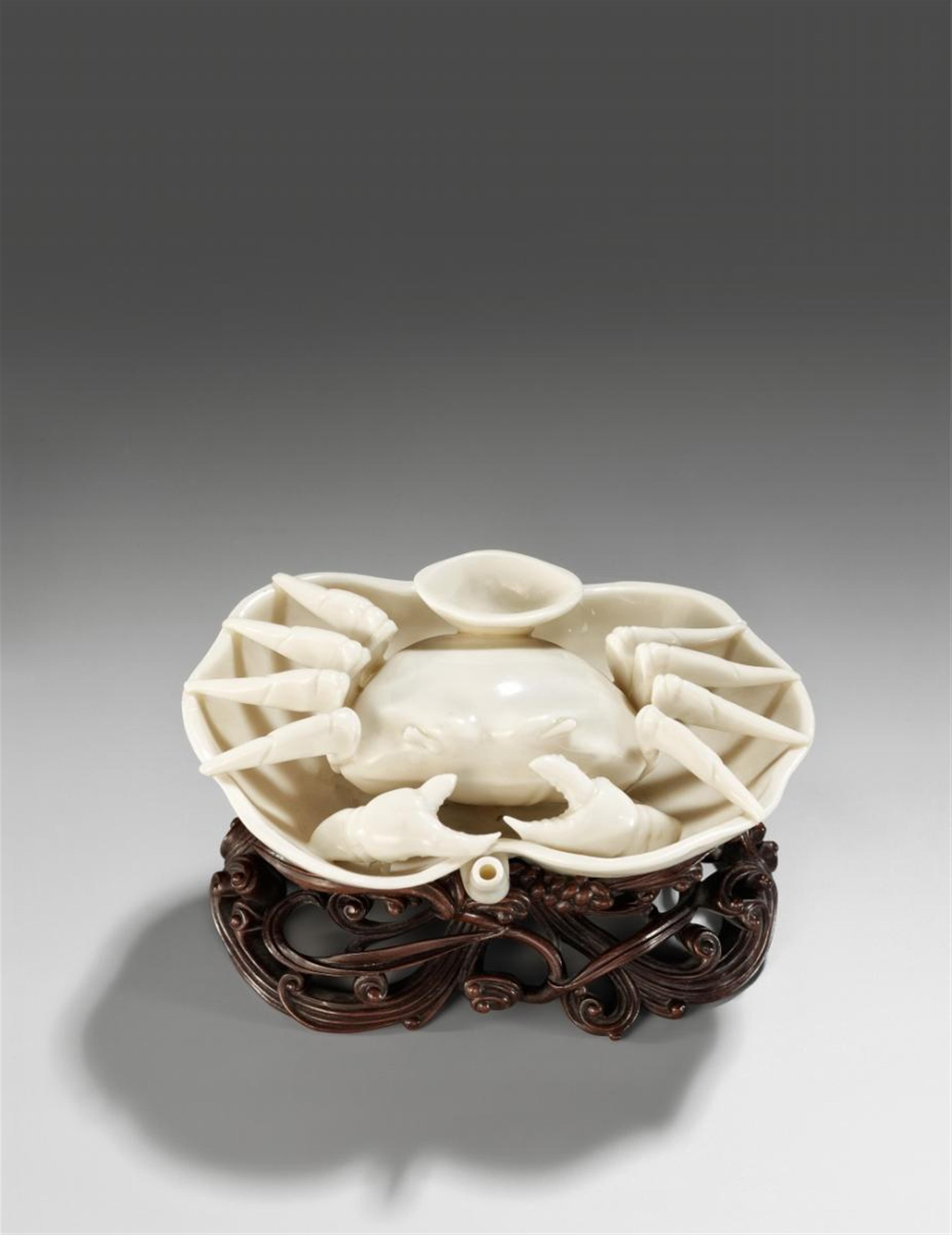 A blanc-de-Chine crab-shaped water dropper. Dehua. 17th/18th century - image-1